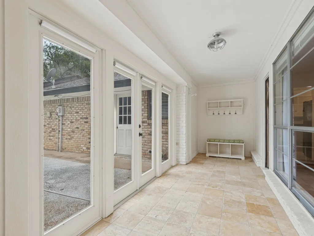 Single Family Residence For Sale in Tarrant County , 618 Brent Drive, Arlington, Texas 76012, 3 Bedroom, 3 Bathroom, 2 Garage spaces, 2,045 Sqft, built in 1972, mls#21374382, Real Estate Agent in Arlington, Homes For Sale in Tarrant county, Homes For Sale in Arlington, Realtor in Arlington Texas, Real Estate Brokerage Independent Realty Texas, Luminita Cordes Realtor