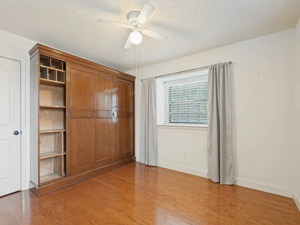 Single Family Residence For Sale in Tarrant County , 618 Brent Drive, Arlington, Texas 76012, 3 Bedroom, 3 Bathroom, 2 Garage spaces, 2,045 Sqft, built in 1972, mls#21374382, Real Estate Agent in Arlington, Homes For Sale in Tarrant county, Homes For Sale in Arlington, Realtor in Arlington Texas, Real Estate Brokerage Independent Realty Texas, Luminita Cordes Realtor