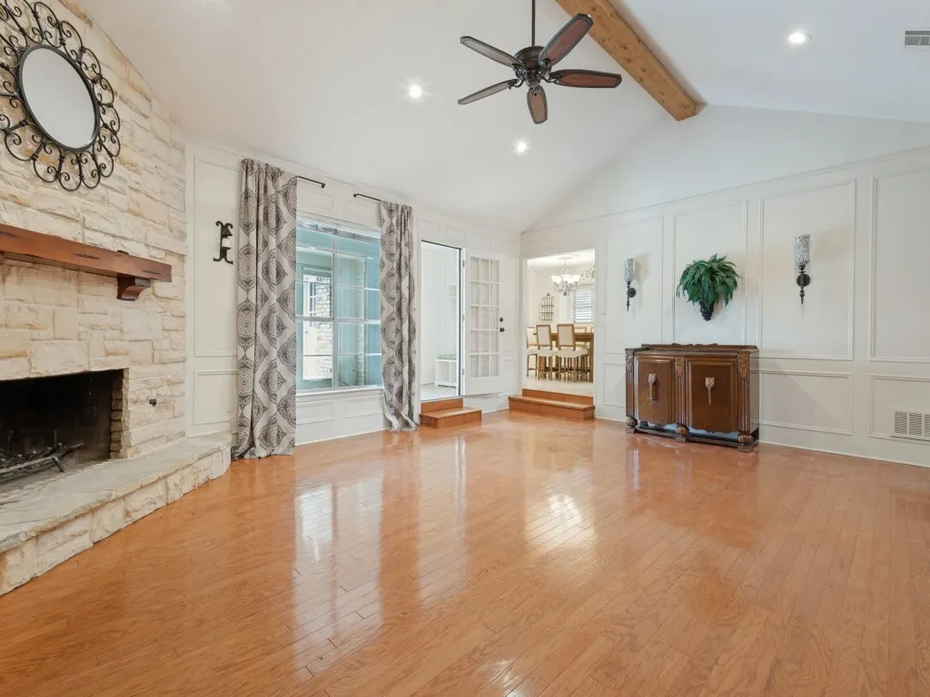 Single Family Residence For Sale in Tarrant County , 618 Brent Drive, Arlington, Texas 76012, 3 Bedroom, 3 Bathroom, 2 Garage spaces, 2,045 Sqft, built in 1972, mls#21374382, Real Estate Agent in Arlington, Homes For Sale in Tarrant county, Homes For Sale in Arlington, Realtor in Arlington Texas, Real Estate Brokerage Independent Realty Texas, Luminita Cordes Realtor