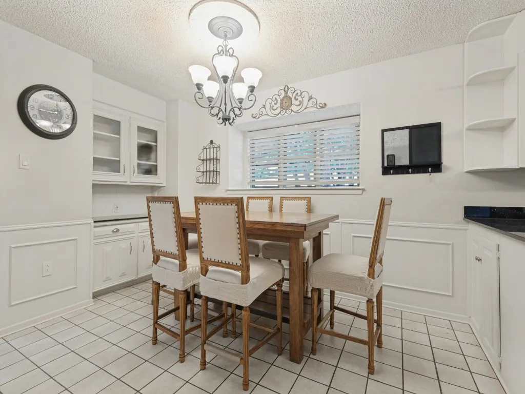 Single Family Residence For Sale in Tarrant County , 618 Brent Drive, Arlington, Texas 76012, 3 Bedroom, 3 Bathroom, 2 Garage spaces, 2,045 Sqft, built in 1972, mls#21374382, Real Estate Agent in Arlington, Homes For Sale in Tarrant county, Homes For Sale in Arlington, Realtor in Arlington Texas, Real Estate Brokerage Independent Realty Texas, Luminita Cordes Realtor