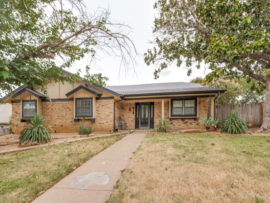 Single Family Residence For Sale in Tarrant County , 618 Brent Drive, Arlington, Texas 76012, 3 Bedroom, 3 Bathroom, 2 Garage spaces, 2,045 Sqft, built in 1972, mls#21374382, Real Estate Agent in Arlington, Homes For Sale in Tarrant county, Homes For Sale in Arlington, Realtor in Arlington Texas, Real Estate Brokerage Independent Realty Texas, Luminita Cordes Realtor
