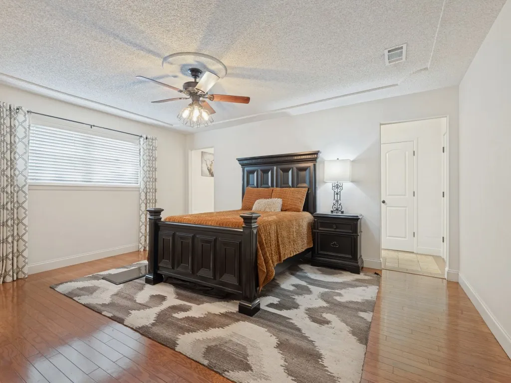 Single Family Residence For Sale in Tarrant County , 618 Brent Drive, Arlington, Texas 76012, 3 Bedroom, 3 Bathroom, 2 Garage spaces, 2,045 Sqft, built in 1972, mls#21374382, Real Estate Agent in Arlington, Homes For Sale in Tarrant county, Homes For Sale in Arlington, Realtor in Arlington Texas, Real Estate Brokerage Independent Realty Texas, Luminita Cordes Realtor