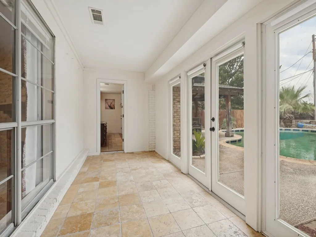 Single Family Residence For Sale in Tarrant County , 618 Brent Drive, Arlington, Texas 76012, 3 Bedroom, 3 Bathroom, 2 Garage spaces, 2,045 Sqft, built in 1972, mls#21374382, Real Estate Agent in Arlington, Homes For Sale in Tarrant county, Homes For Sale in Arlington, Realtor in Arlington Texas, Real Estate Brokerage Independent Realty Texas, Luminita Cordes Realtor