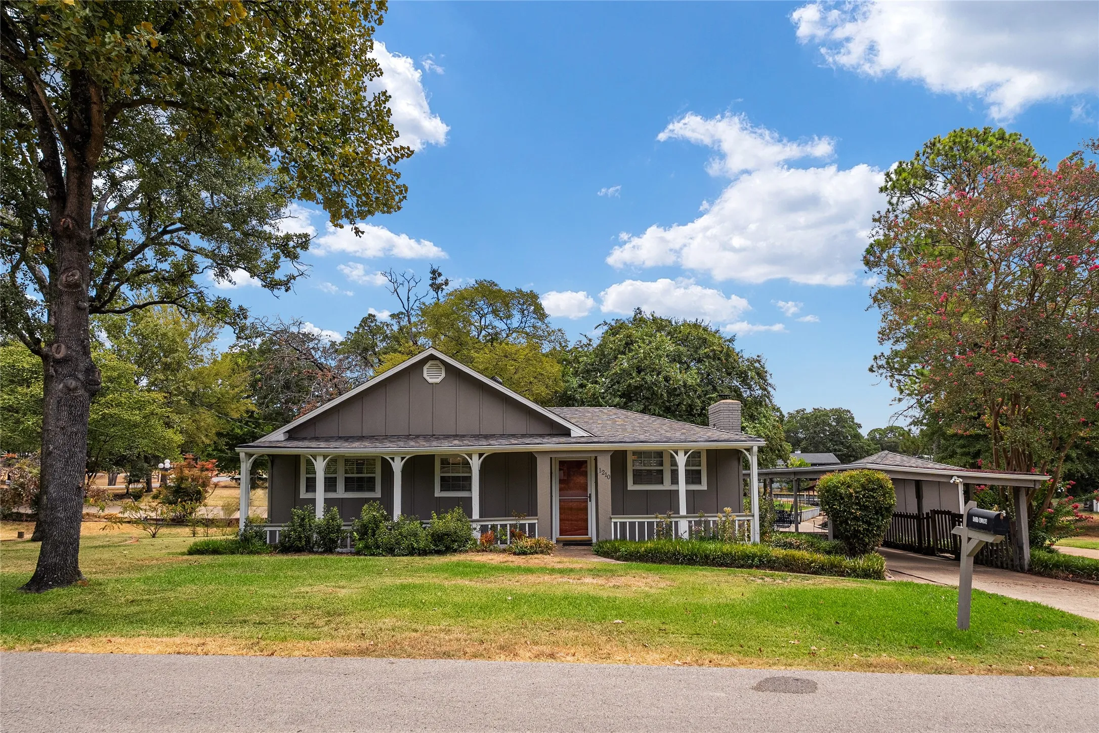 Single Family Residence For Sale in Henderson County , 1210 Aloha Road, Tool, Texas 75143, 3 Bedroom, 2 Bathroom, Garage spaces, 1,360 Sqft, built in 1980, mls#21378323, Real Estate Agent in Tool, Homes For Sale in Henderson county, Homes For Sale in Tool, Realtor in Tool Texas, Real Estate Brokerage Independent Realty Texas, Luminita Cordes Realtor