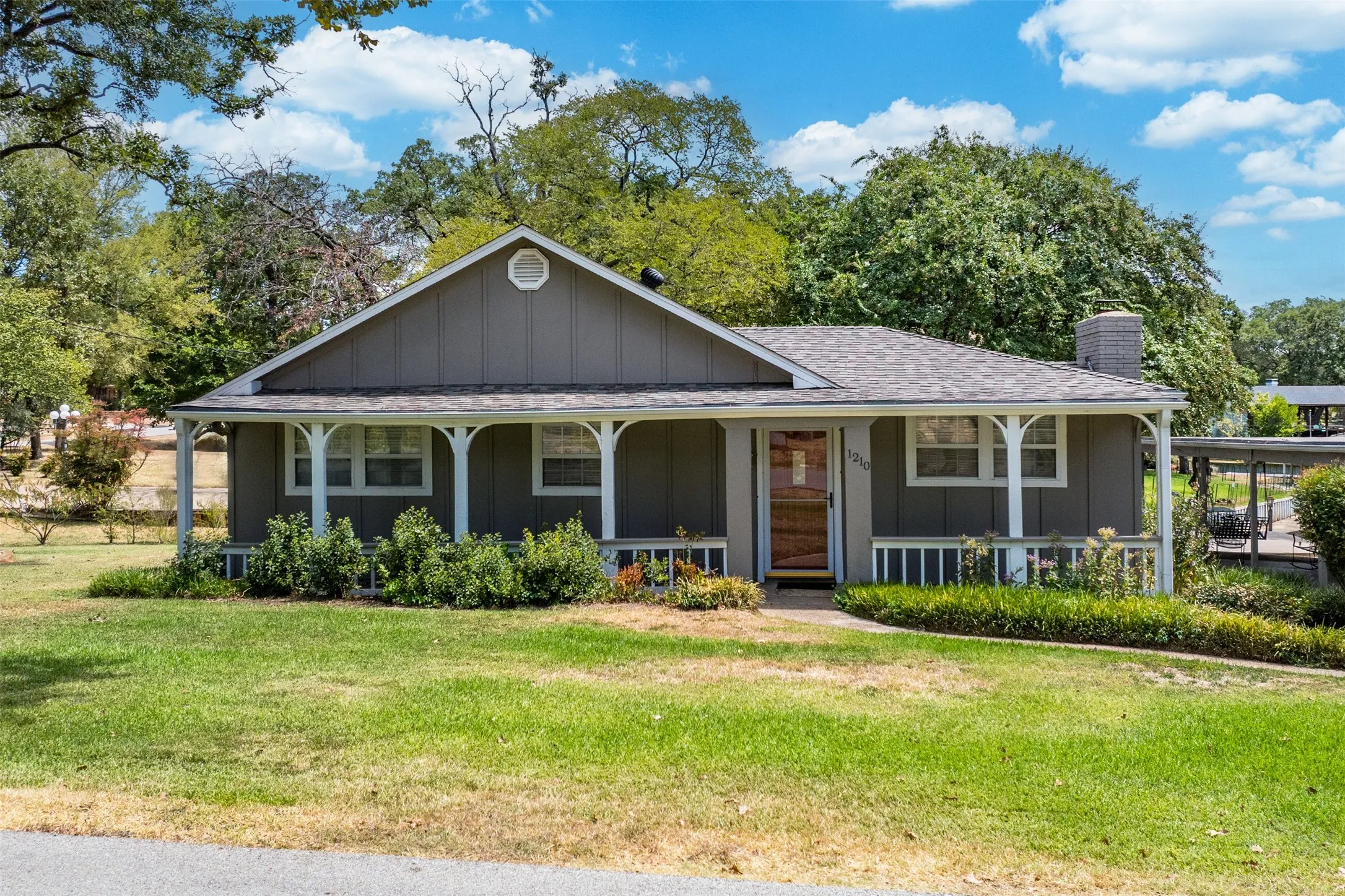 Single Family Residence For Sale in Henderson County , 1210 Aloha Road, Tool, Texas 75143, 3 Bedroom, 2 Bathroom, Garage spaces, 1,360 Sqft, built in 1980, mls#21378323, Real Estate Agent in Tool, Homes For Sale in Henderson county, Homes For Sale in Tool, Realtor in Tool Texas, Real Estate Brokerage Independent Realty Texas, Luminita Cordes Realtor