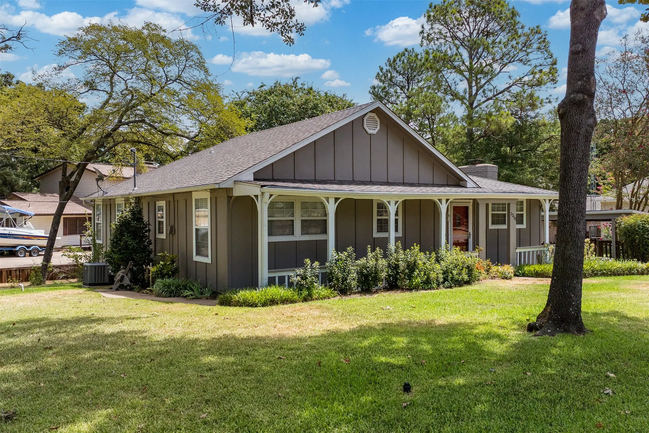 Single Family Residence For Sale in Henderson County , 1210 Aloha Road, Tool, Texas 75143, 3 Bedroom, 2 Bathroom, Garage spaces, 1,360 Sqft, built in 1980, mls#21378323, Real Estate Agent in Tool, Homes For Sale in Henderson county, Homes For Sale in Tool, Realtor in Tool Texas, Real Estate Brokerage Independent Realty Texas, Luminita Cordes Realtor