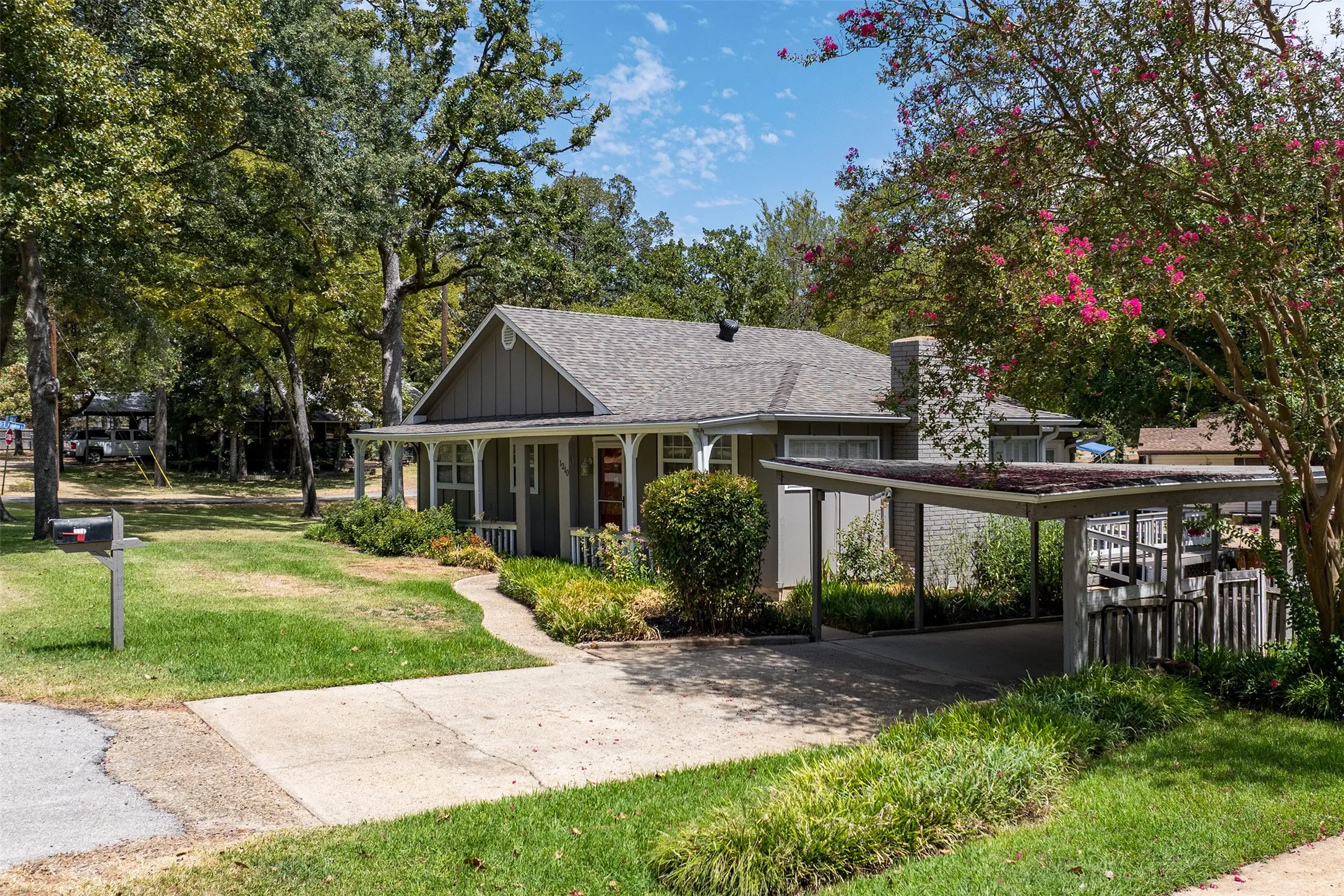 Single Family Residence For Sale in Henderson County , 1210 Aloha Road, Tool, Texas 75143, 3 Bedroom, 2 Bathroom, Garage spaces, 1,360 Sqft, built in 1980, mls#21378323, Real Estate Agent in Tool, Homes For Sale in Henderson county, Homes For Sale in Tool, Realtor in Tool Texas, Real Estate Brokerage Independent Realty Texas, Luminita Cordes Realtor