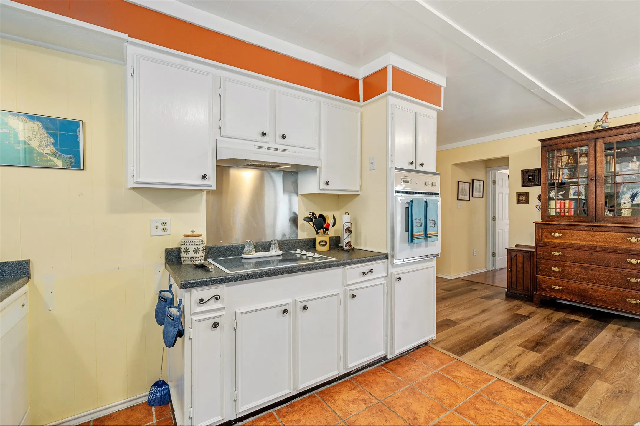 Single Family Residence For Sale in Henderson County , 1210 Aloha Road, Tool, Texas 75143, 3 Bedroom, 2 Bathroom, Garage spaces, 1,360 Sqft, built in 1980, mls#21378323, Real Estate Agent in Tool, Homes For Sale in Henderson county, Homes For Sale in Tool, Realtor in Tool Texas, Real Estate Brokerage Independent Realty Texas, Luminita Cordes Realtor