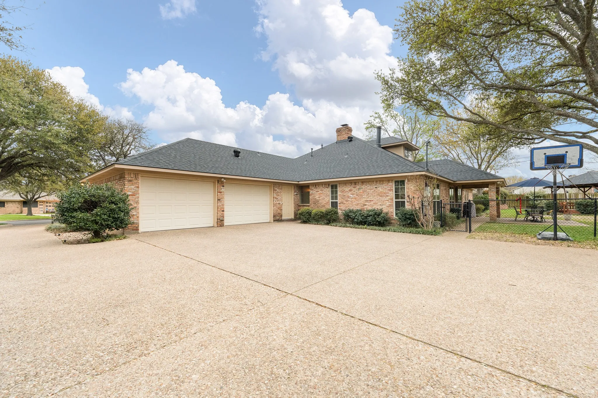 Single Family Residence For Sale in Johnson County , 1004 Canyon Court, Cleburne, Texas 76033, 5 Bedroom, 4 Bathroom, 4 Garage spaces, 3,473 Sqft, built in 1988, mls#21378750, Real Estate Agent in Cleburne, Homes For Sale in Johnson county, Homes For Sale in Cleburne, Realtor in Cleburne Texas, Real Estate Brokerage Independent Realty Texas, Luminita Cordes Realtor
