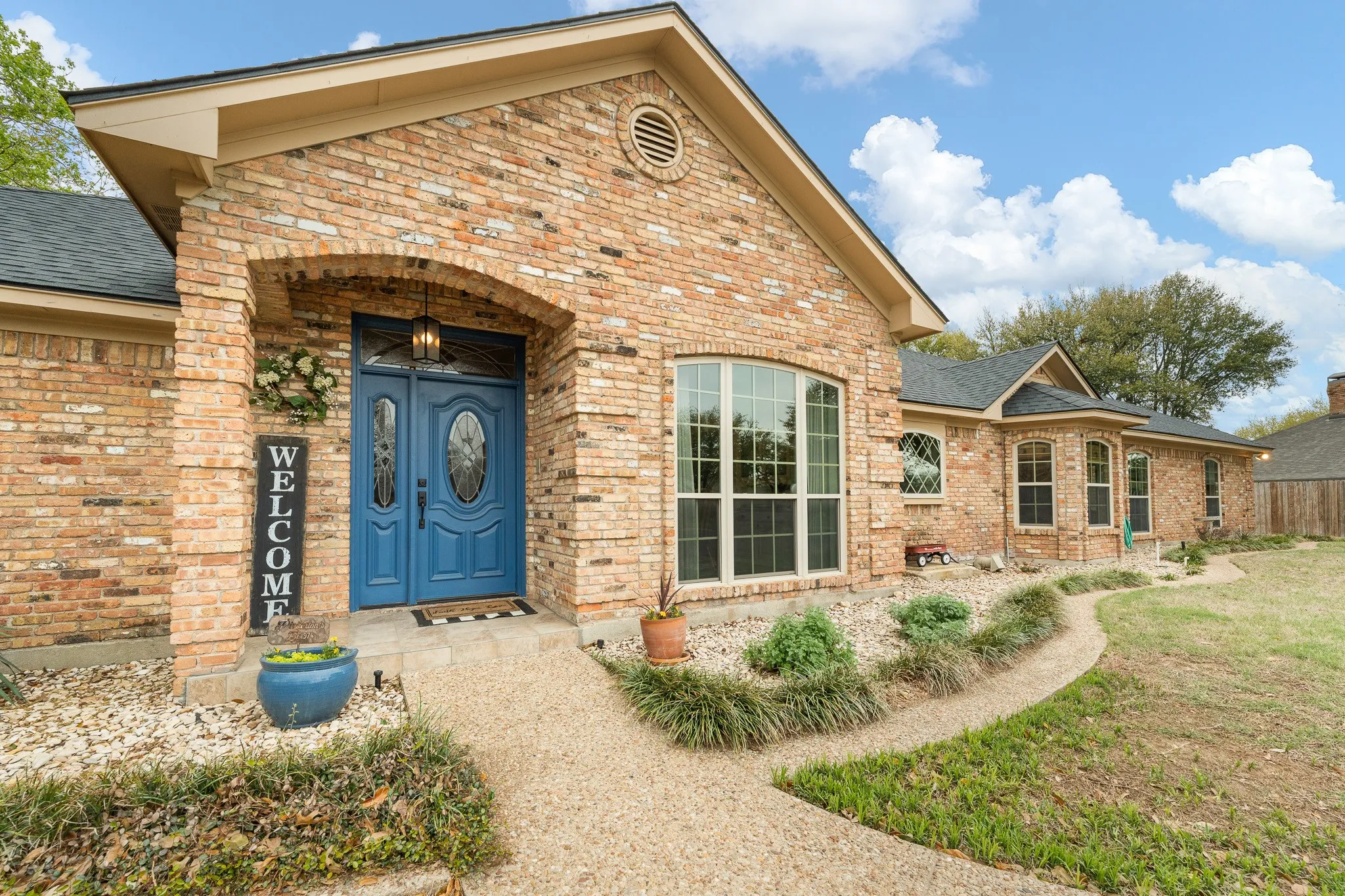 Single Family Residence For Sale in Johnson County , 1004 Canyon Court, Cleburne, Texas 76033, 5 Bedroom, 4 Bathroom, 4 Garage spaces, 3,473 Sqft, built in 1988, mls#21378750, Real Estate Agent in Cleburne, Homes For Sale in Johnson county, Homes For Sale in Cleburne, Realtor in Cleburne Texas, Real Estate Brokerage Independent Realty Texas, Luminita Cordes Realtor