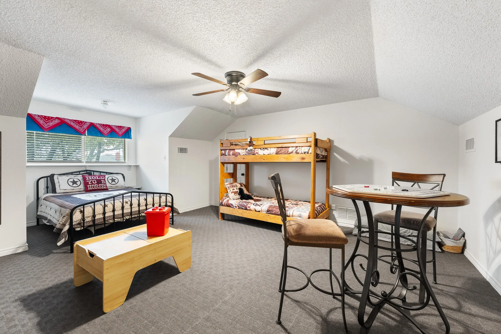 Single Family Residence For Sale in Johnson County , 1004 Canyon Court, Cleburne, Texas 76033, 5 Bedroom, 4 Bathroom, 4 Garage spaces, 3,473 Sqft, built in 1988, mls#21378750, Real Estate Agent in Cleburne, Homes For Sale in Johnson county, Homes For Sale in Cleburne, Realtor in Cleburne Texas, Real Estate Brokerage Independent Realty Texas, Luminita Cordes Realtor