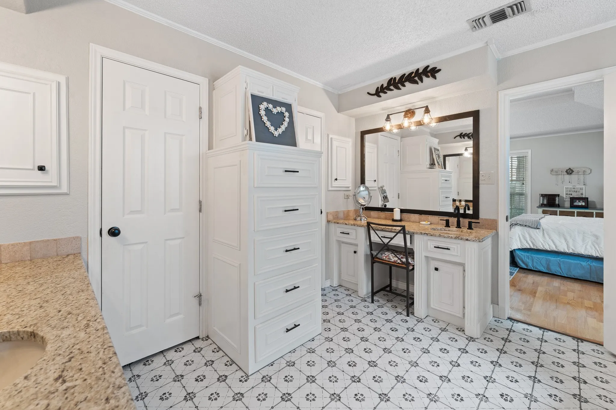 Single Family Residence For Sale in Johnson County , 1004 Canyon Court, Cleburne, Texas 76033, 5 Bedroom, 4 Bathroom, 4 Garage spaces, 3,473 Sqft, built in 1988, mls#21378750, Real Estate Agent in Cleburne, Homes For Sale in Johnson county, Homes For Sale in Cleburne, Realtor in Cleburne Texas, Real Estate Brokerage Independent Realty Texas, Luminita Cordes Realtor
