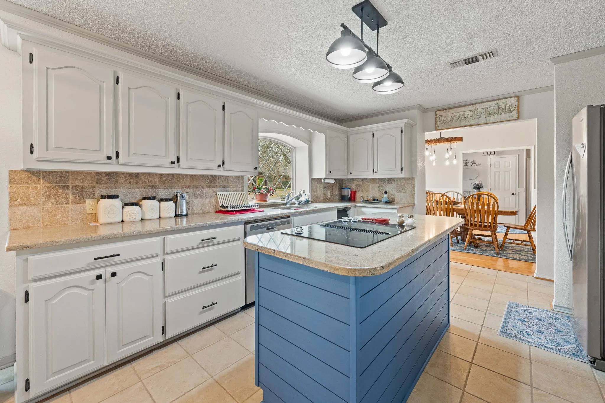 Single Family Residence For Sale in Johnson County , 1004 Canyon Court, Cleburne, Texas 76033, 5 Bedroom, 4 Bathroom, 4 Garage spaces, 3,473 Sqft, built in 1988, mls#21378750, Real Estate Agent in Cleburne, Homes For Sale in Johnson county, Homes For Sale in Cleburne, Realtor in Cleburne Texas, Real Estate Brokerage Independent Realty Texas, Luminita Cordes Realtor