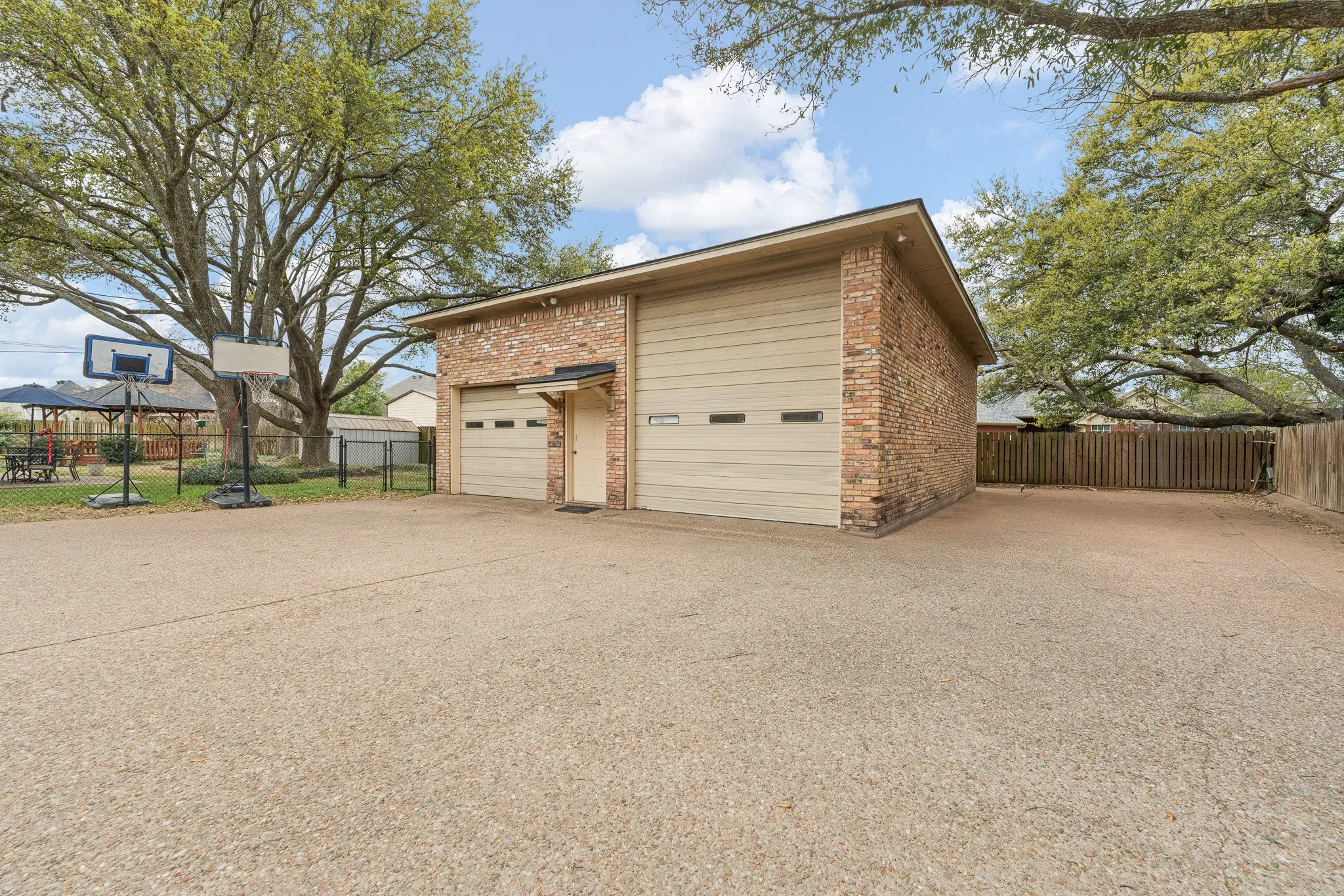 Single Family Residence For Sale in Johnson County , 1004 Canyon Court, Cleburne, Texas 76033, 5 Bedroom, 4 Bathroom, 4 Garage spaces, 3,473 Sqft, built in 1988, mls#21378750, Real Estate Agent in Cleburne, Homes For Sale in Johnson county, Homes For Sale in Cleburne, Realtor in Cleburne Texas, Real Estate Brokerage Independent Realty Texas, Luminita Cordes Realtor