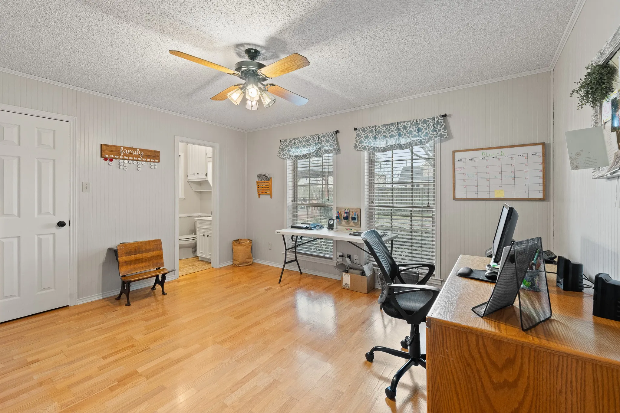 Single Family Residence For Sale in Johnson County , 1004 Canyon Court, Cleburne, Texas 76033, 5 Bedroom, 4 Bathroom, 4 Garage spaces, 3,473 Sqft, built in 1988, mls#21378750, Real Estate Agent in Cleburne, Homes For Sale in Johnson county, Homes For Sale in Cleburne, Realtor in Cleburne Texas, Real Estate Brokerage Independent Realty Texas, Luminita Cordes Realtor