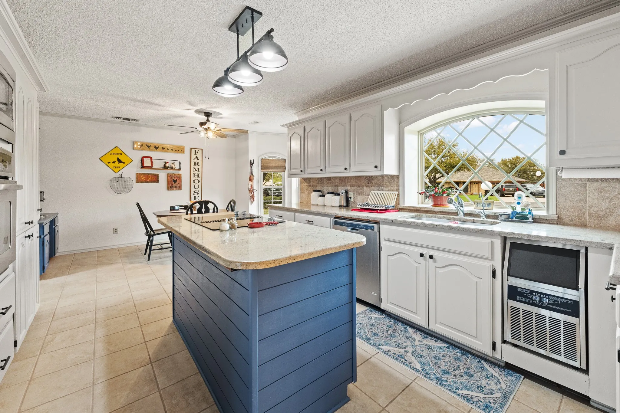 Single Family Residence For Sale in Johnson County , 1004 Canyon Court, Cleburne, Texas 76033, 5 Bedroom, 4 Bathroom, 4 Garage spaces, 3,473 Sqft, built in 1988, mls#21378750, Real Estate Agent in Cleburne, Homes For Sale in Johnson county, Homes For Sale in Cleburne, Realtor in Cleburne Texas, Real Estate Brokerage Independent Realty Texas, Luminita Cordes Realtor