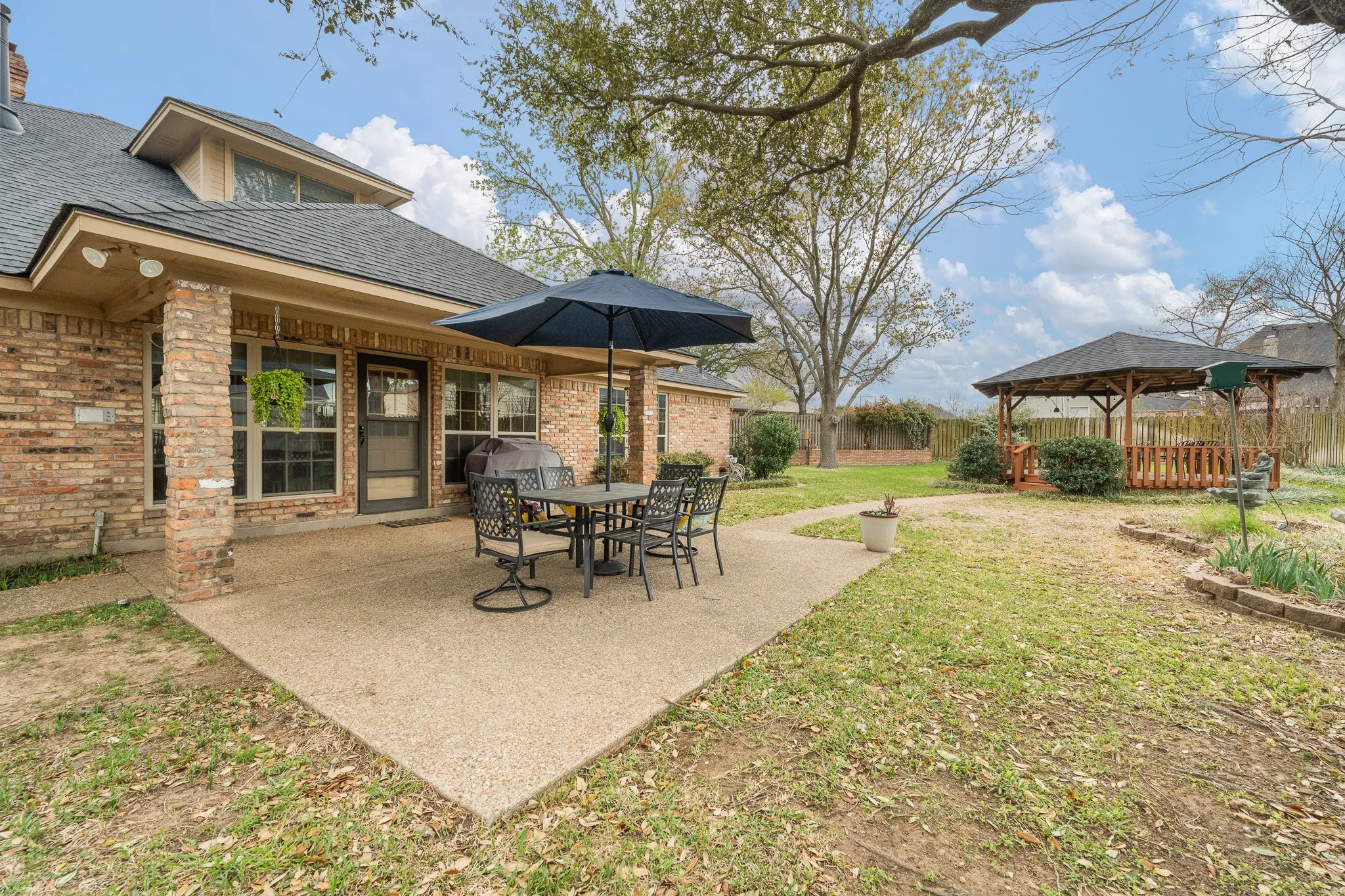 Single Family Residence For Sale in Johnson County , 1004 Canyon Court, Cleburne, Texas 76033, 5 Bedroom, 4 Bathroom, 4 Garage spaces, 3,473 Sqft, built in 1988, mls#21378750, Real Estate Agent in Cleburne, Homes For Sale in Johnson county, Homes For Sale in Cleburne, Realtor in Cleburne Texas, Real Estate Brokerage Independent Realty Texas, Luminita Cordes Realtor