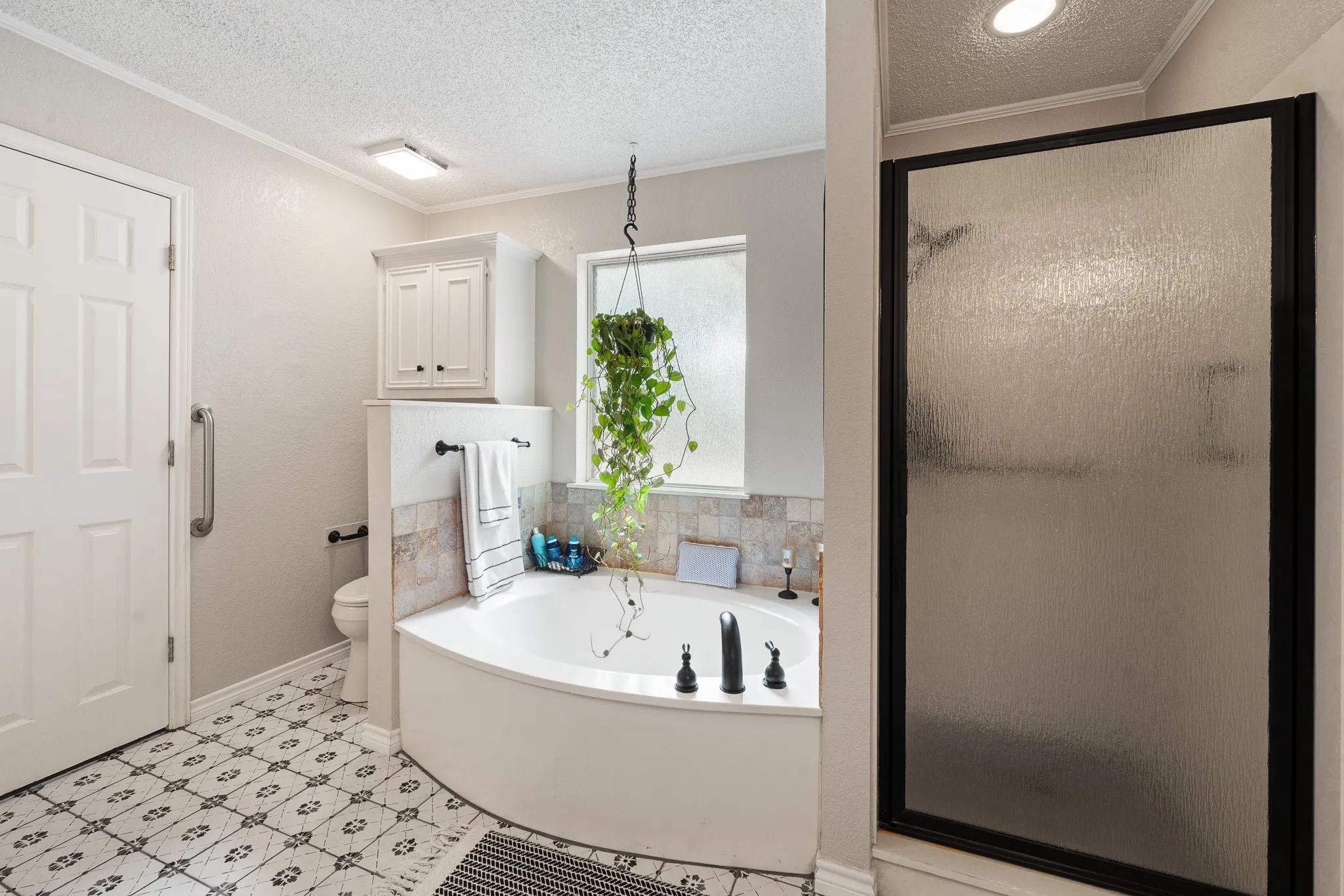Single Family Residence For Sale in Johnson County , 1004 Canyon Court, Cleburne, Texas 76033, 5 Bedroom, 4 Bathroom, 4 Garage spaces, 3,473 Sqft, built in 1988, mls#21378750, Real Estate Agent in Cleburne, Homes For Sale in Johnson county, Homes For Sale in Cleburne, Realtor in Cleburne Texas, Real Estate Brokerage Independent Realty Texas, Luminita Cordes Realtor