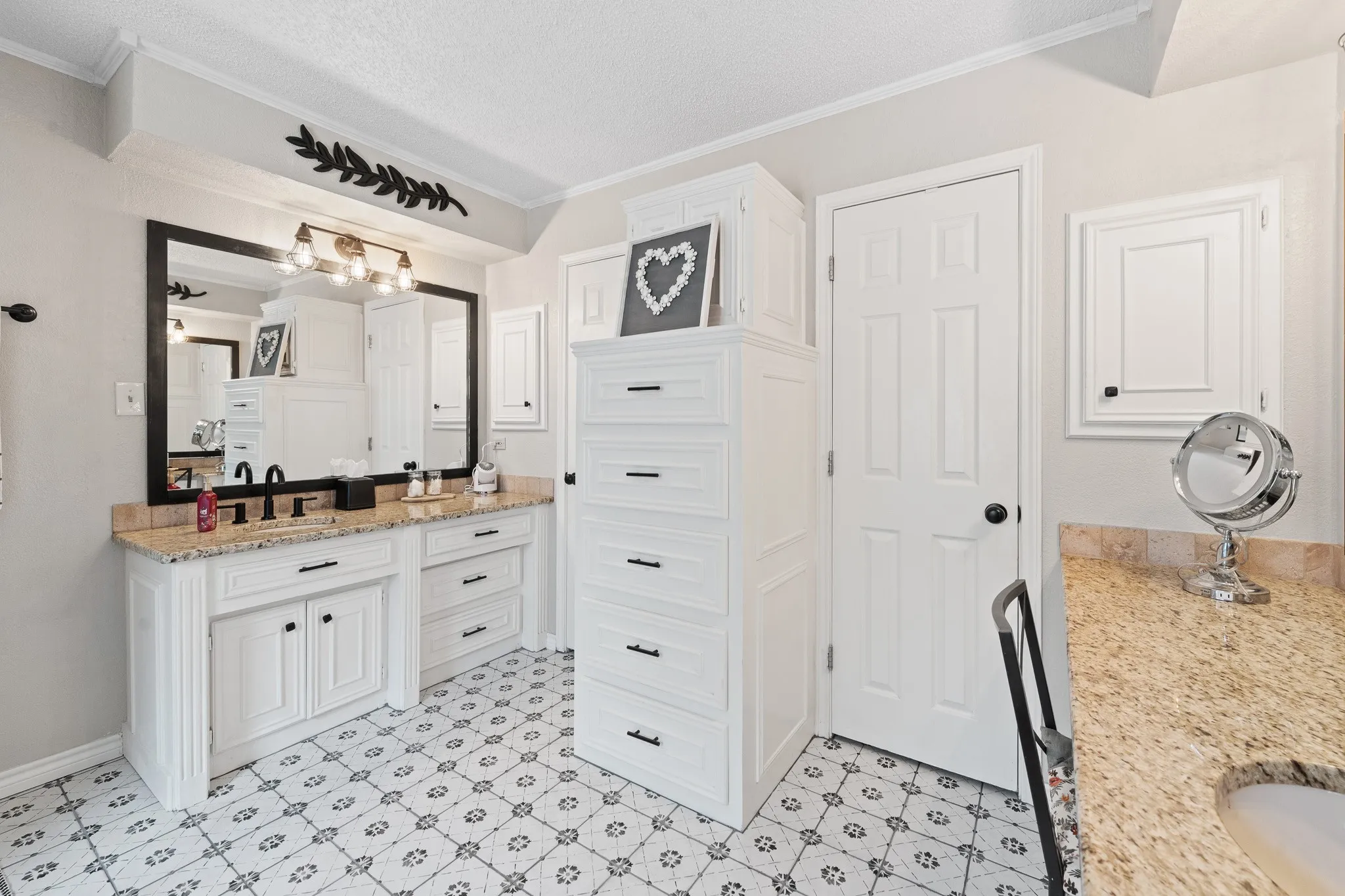 Single Family Residence For Sale in Johnson County , 1004 Canyon Court, Cleburne, Texas 76033, 5 Bedroom, 4 Bathroom, 4 Garage spaces, 3,473 Sqft, built in 1988, mls#21378750, Real Estate Agent in Cleburne, Homes For Sale in Johnson county, Homes For Sale in Cleburne, Realtor in Cleburne Texas, Real Estate Brokerage Independent Realty Texas, Luminita Cordes Realtor
