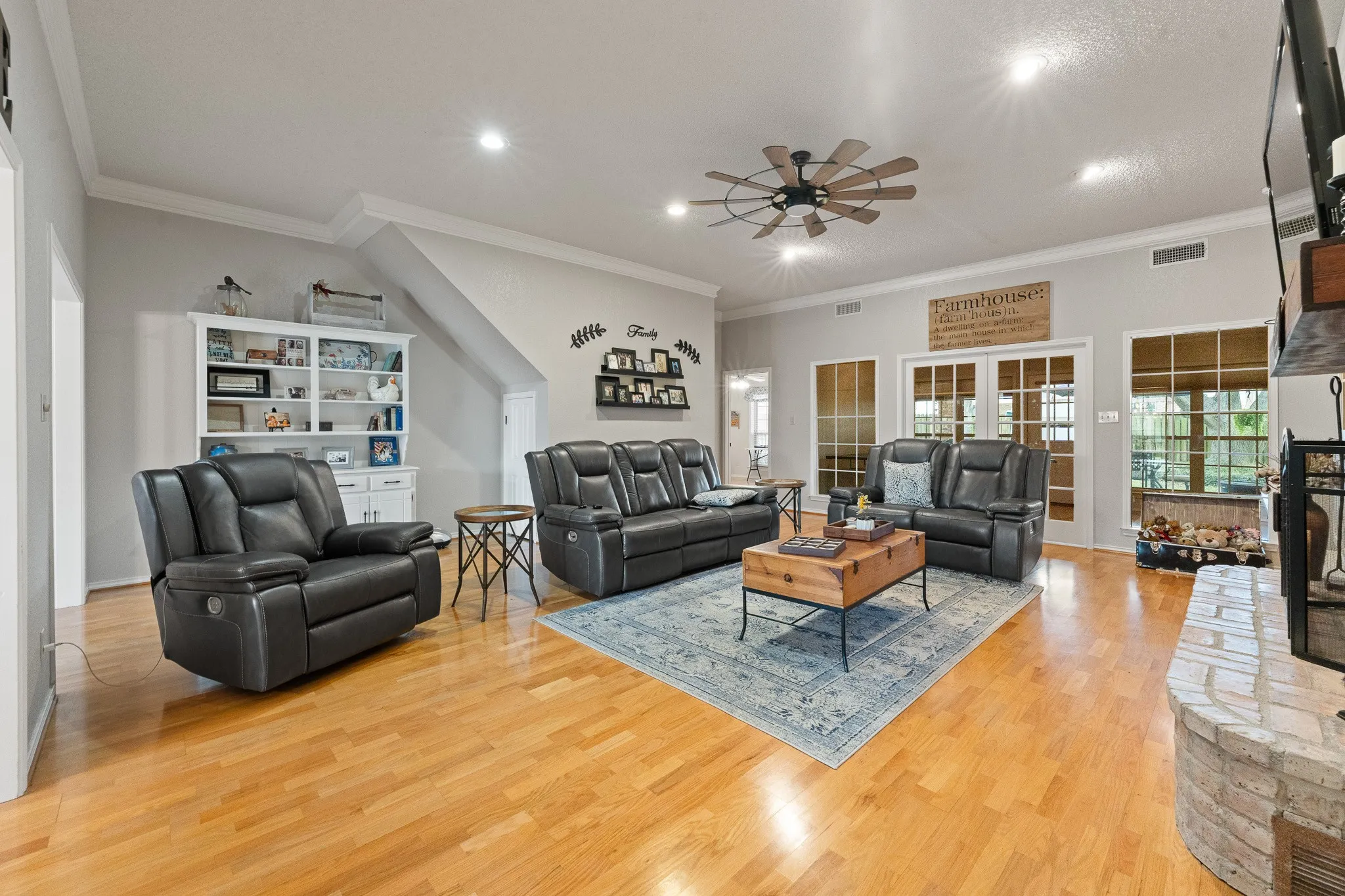 Single Family Residence For Sale in Johnson County , 1004 Canyon Court, Cleburne, Texas 76033, 5 Bedroom, 4 Bathroom, 4 Garage spaces, 3,473 Sqft, built in 1988, mls#21378750, Real Estate Agent in Cleburne, Homes For Sale in Johnson county, Homes For Sale in Cleburne, Realtor in Cleburne Texas, Real Estate Brokerage Independent Realty Texas, Luminita Cordes Realtor