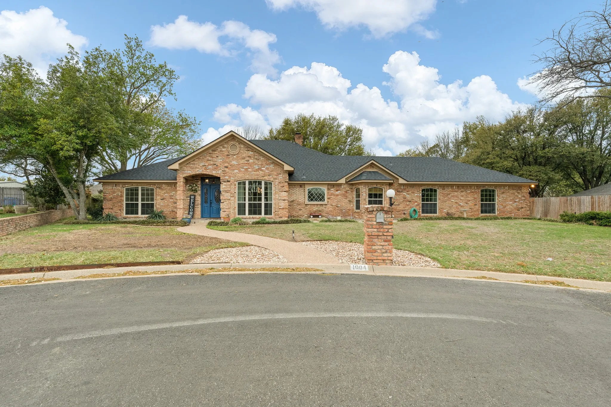 Single Family Residence For Sale in Johnson County , 1004 Canyon Court, Cleburne, Texas 76033, 5 Bedroom, 4 Bathroom, 4 Garage spaces, 3,473 Sqft, built in 1988, mls#21378750, Real Estate Agent in Cleburne, Homes For Sale in Johnson county, Homes For Sale in Cleburne, Realtor in Cleburne Texas, Real Estate Brokerage Independent Realty Texas, Luminita Cordes Realtor