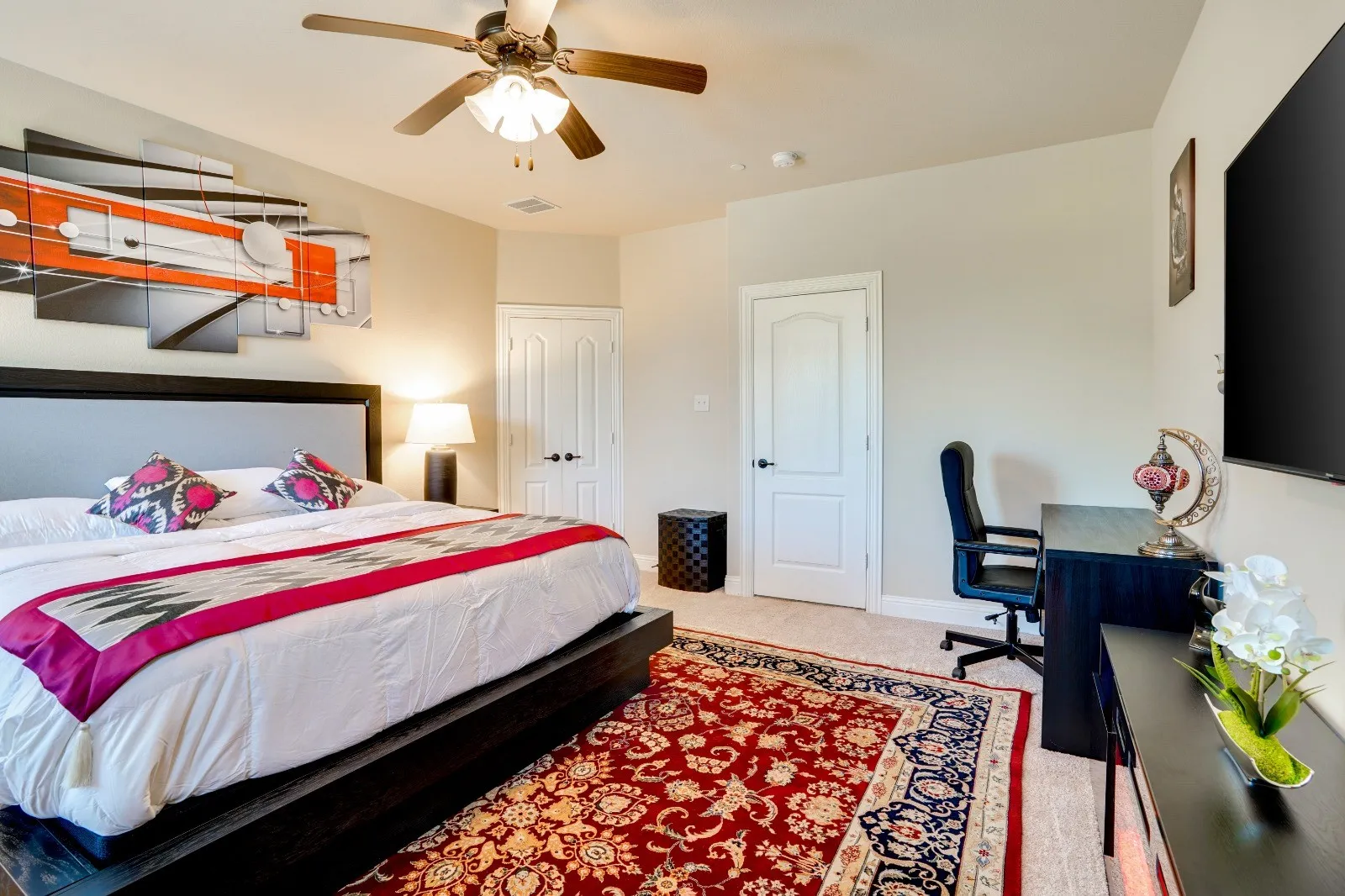 Ceiling fan with integrated lighting
