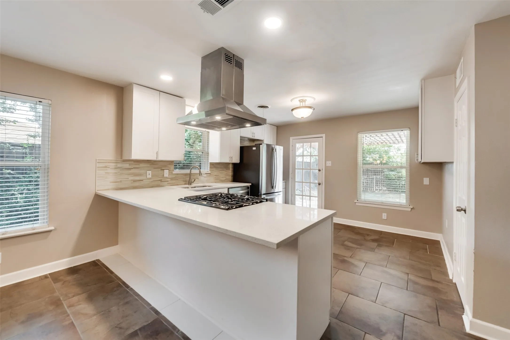 Single Family Residence For Rent in Dallas County , 2629 San Medina Avenue, Dallas, Texas 75228, 3 Bedroom, 2 Bathroom, 2 Garage spaces, 1,545 Sqft, built in 1956, mls#21378759, Real Estate Agent in Dallas, Homes For Rent in Dallas county, Homes For Rent in Dallas, Realtor in Dallas Texas, Real Estate Brokerage Independent Realty Texas, Luminita Cordes Realtor