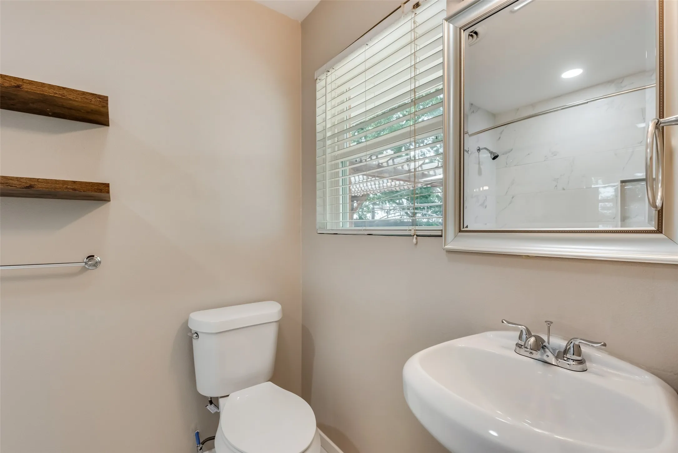 Single Family Residence For Rent in Dallas County , 2629 San Medina Avenue, Dallas, Texas 75228, 3 Bedroom, 2 Bathroom, 2 Garage spaces, 1,545 Sqft, built in 1956, mls#21378759, Real Estate Agent in Dallas, Homes For Rent in Dallas county, Homes For Rent in Dallas, Realtor in Dallas Texas, Real Estate Brokerage Independent Realty Texas, Luminita Cordes Realtor