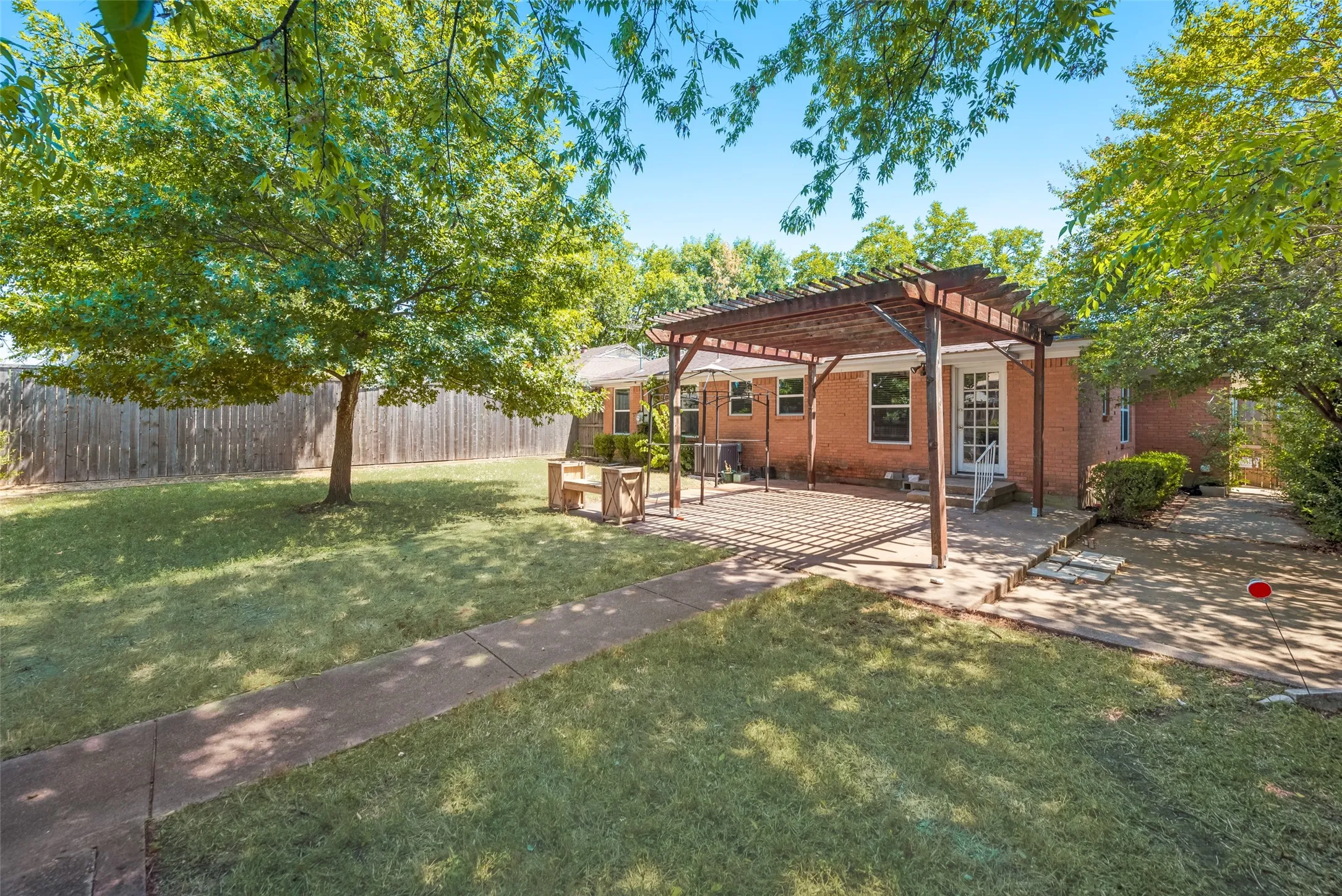 Single Family Residence For Rent in Dallas County , 2629 San Medina Avenue, Dallas, Texas 75228, 3 Bedroom, 2 Bathroom, 2 Garage spaces, 1,545 Sqft, built in 1956, mls#21378759, Real Estate Agent in Dallas, Homes For Rent in Dallas county, Homes For Rent in Dallas, Realtor in Dallas Texas, Real Estate Brokerage Independent Realty Texas, Luminita Cordes Realtor