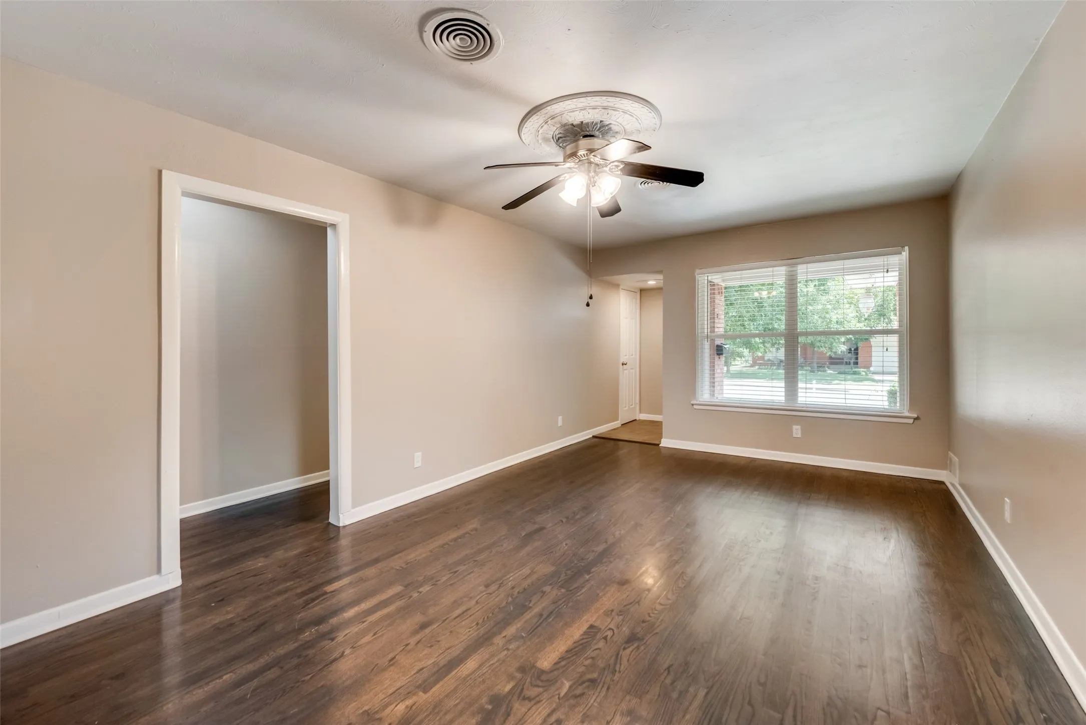 Single Family Residence For Rent in Dallas County , 2629 San Medina Avenue, Dallas, Texas 75228, 3 Bedroom, 2 Bathroom, 2 Garage spaces, 1,545 Sqft, built in 1956, mls#21378759, Real Estate Agent in Dallas, Homes For Rent in Dallas county, Homes For Rent in Dallas, Realtor in Dallas Texas, Real Estate Brokerage Independent Realty Texas, Luminita Cordes Realtor