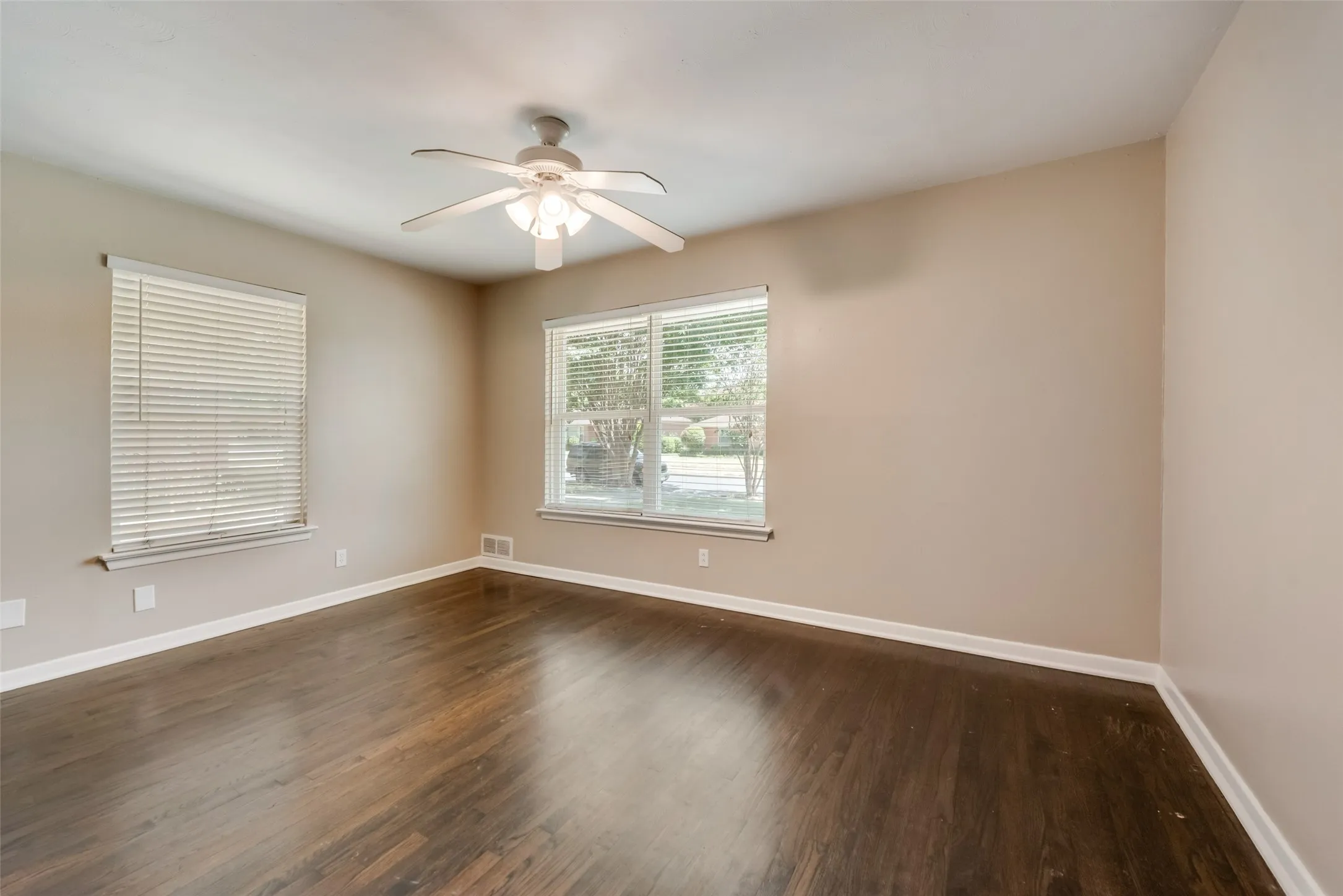 Single Family Residence For Rent in Dallas County , 2629 San Medina Avenue, Dallas, Texas 75228, 3 Bedroom, 2 Bathroom, 2 Garage spaces, 1,545 Sqft, built in 1956, mls#21378759, Real Estate Agent in Dallas, Homes For Rent in Dallas county, Homes For Rent in Dallas, Realtor in Dallas Texas, Real Estate Brokerage Independent Realty Texas, Luminita Cordes Realtor