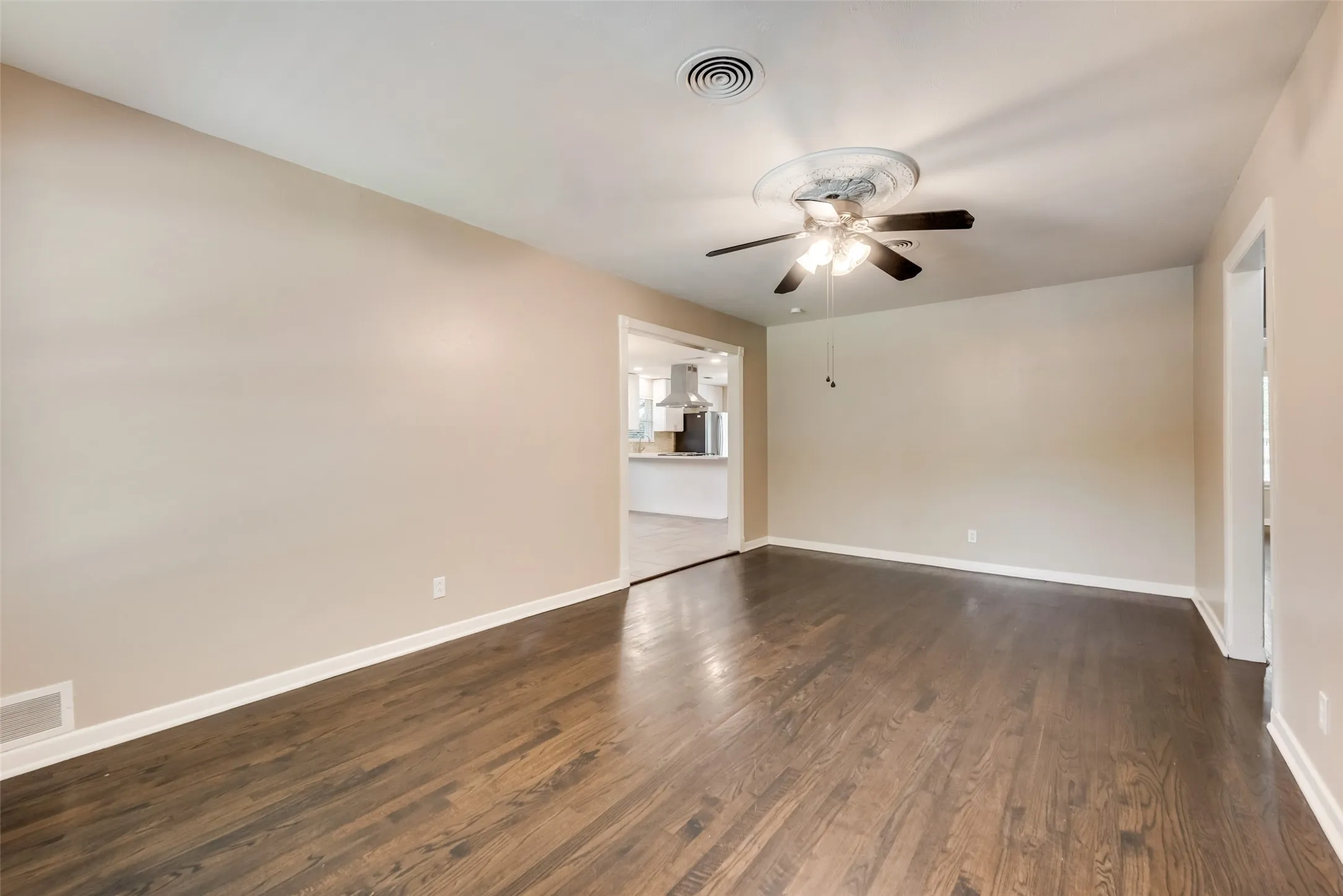 Single Family Residence For Rent in Dallas County , 2629 San Medina Avenue, Dallas, Texas 75228, 3 Bedroom, 2 Bathroom, 2 Garage spaces, 1,545 Sqft, built in 1956, mls#21378759, Real Estate Agent in Dallas, Homes For Rent in Dallas county, Homes For Rent in Dallas, Realtor in Dallas Texas, Real Estate Brokerage Independent Realty Texas, Luminita Cordes Realtor