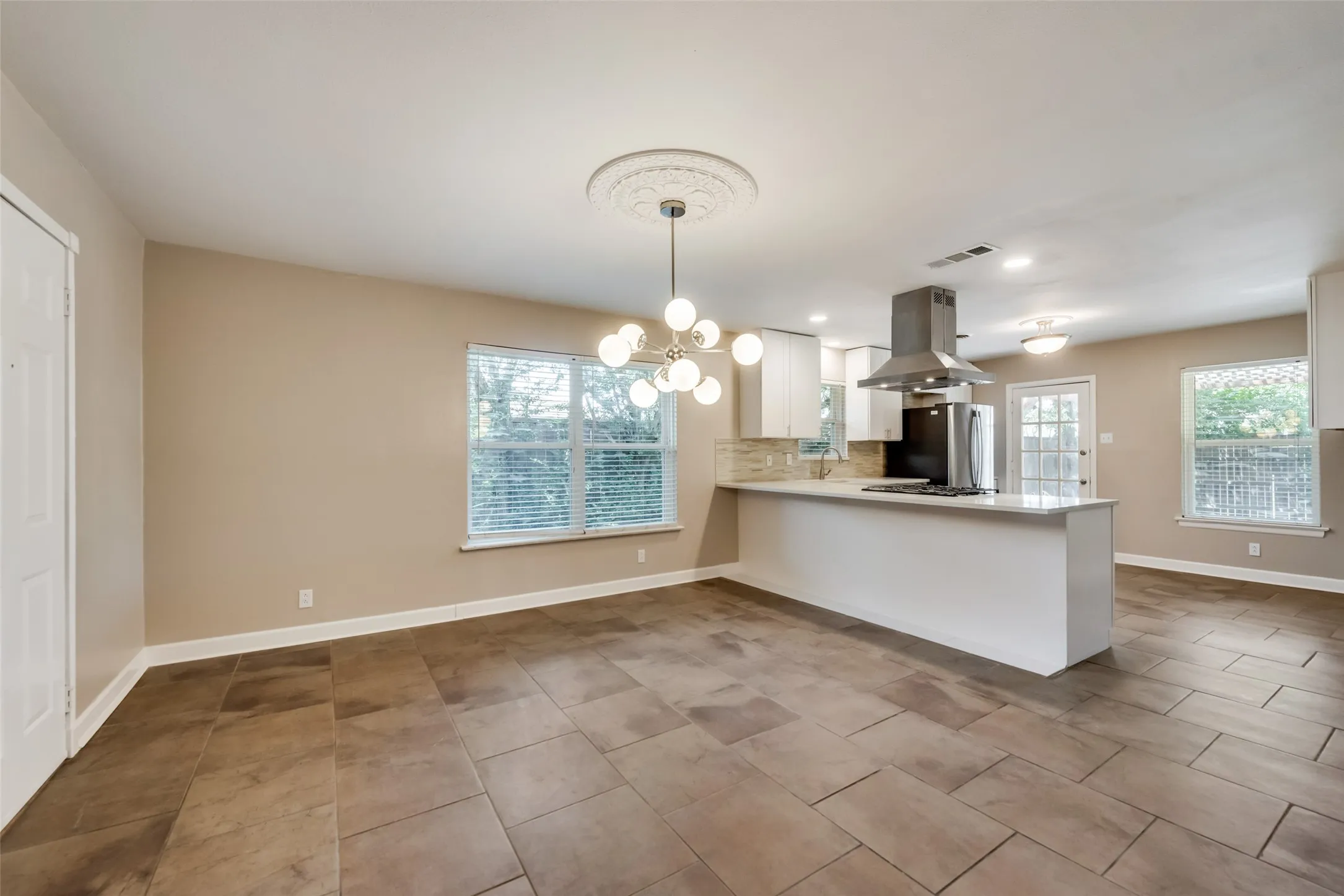 Single Family Residence For Rent in Dallas County , 2629 San Medina Avenue, Dallas, Texas 75228, 3 Bedroom, 2 Bathroom, 2 Garage spaces, 1,545 Sqft, built in 1956, mls#21378759, Real Estate Agent in Dallas, Homes For Rent in Dallas county, Homes For Rent in Dallas, Realtor in Dallas Texas, Real Estate Brokerage Independent Realty Texas, Luminita Cordes Realtor