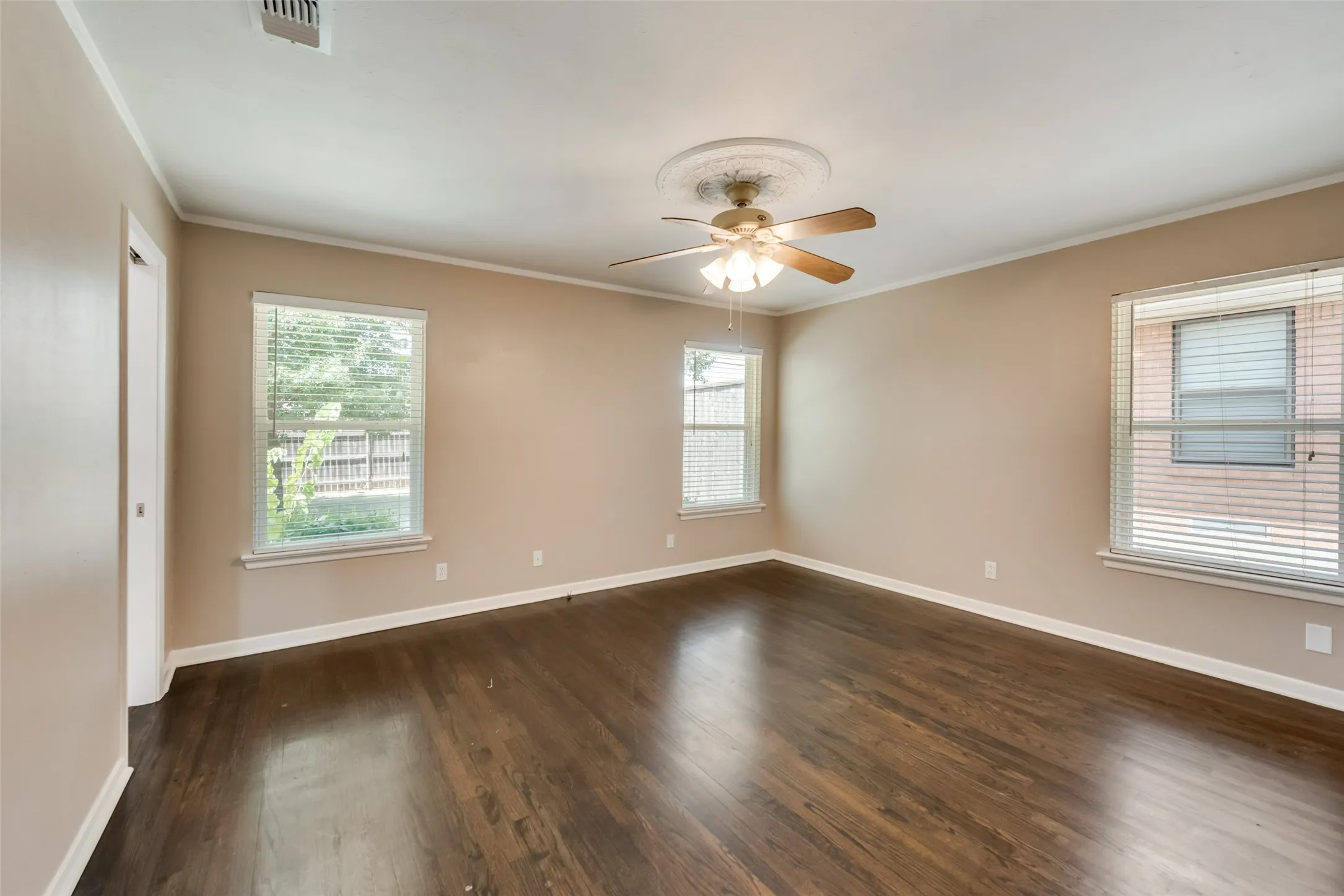 Single Family Residence For Rent in Dallas County , 2629 San Medina Avenue, Dallas, Texas 75228, 3 Bedroom, 2 Bathroom, 2 Garage spaces, 1,545 Sqft, built in 1956, mls#21378759, Real Estate Agent in Dallas, Homes For Rent in Dallas county, Homes For Rent in Dallas, Realtor in Dallas Texas, Real Estate Brokerage Independent Realty Texas, Luminita Cordes Realtor