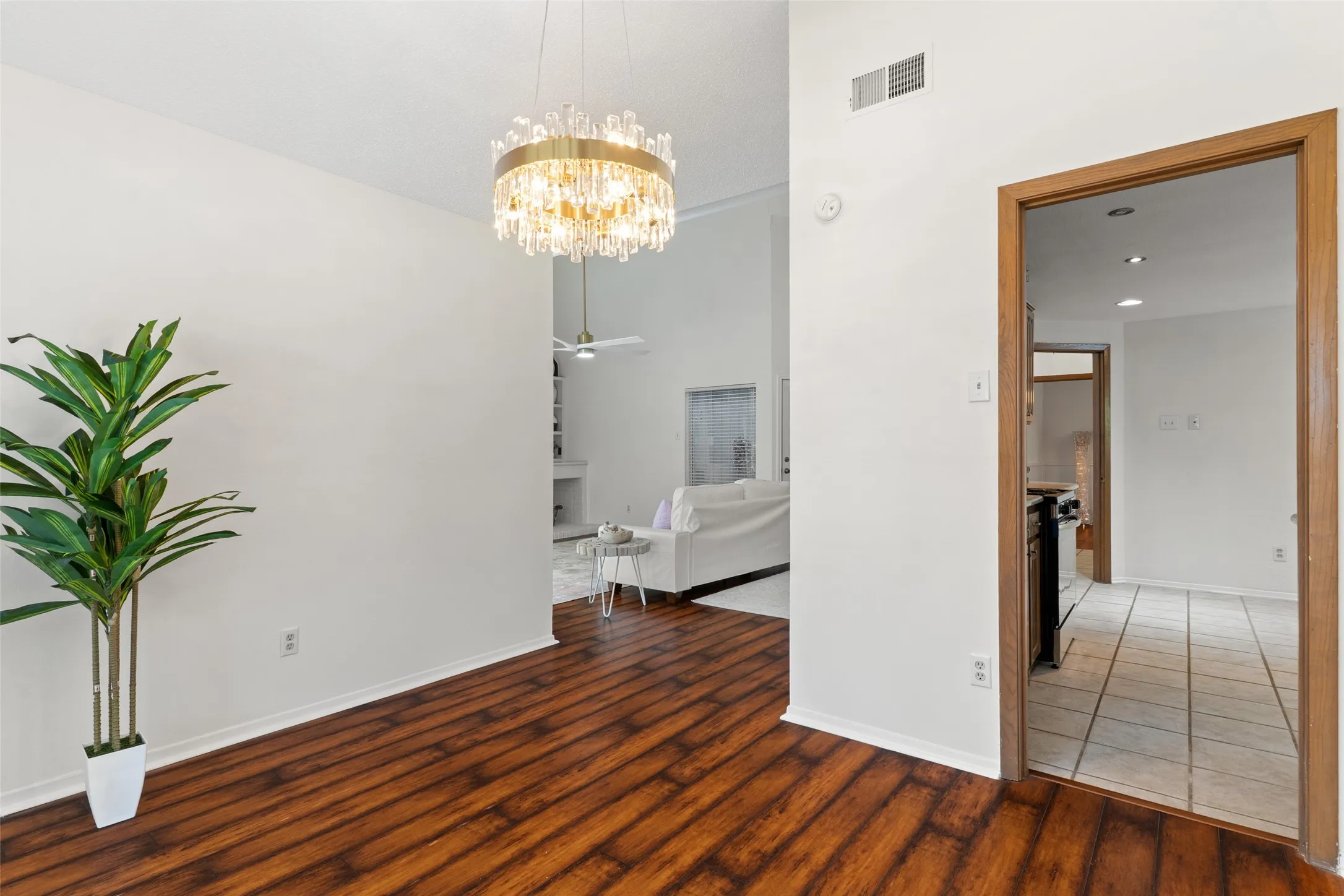Single Family Residence For Sale in Collin County , 17663 Sunmeadow Drive, Dallas, Texas 75252, 2 Bedroom, 2 Bathroom, 2 Garage spaces, 1,823 Sqft, built in 1983, mls#21376648, Real Estate Agent in Dallas, Homes For Sale in Collin county, Homes For Sale in Dallas, Realtor in Dallas Texas, Real Estate Brokerage Independent Realty Texas, Luminita Cordes Realtor