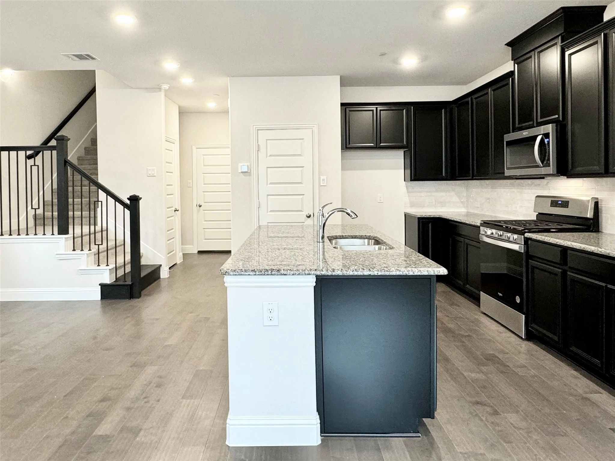 Townhouse For Rent in Dallas County , 7837 Bayside Drive, Rowlett, Texas 75088, 4 Bedroom, 4 Bathroom, 2 Garage spaces, 2,273 Sqft, built in 2023, mls#21378754, Real Estate Agent in Rowlett, Homes For Rent in Dallas county, Homes For Rent in Rowlett, Realtor in Rowlett Texas, Real Estate Brokerage Independent Realty Texas, Luminita Cordes Realtor