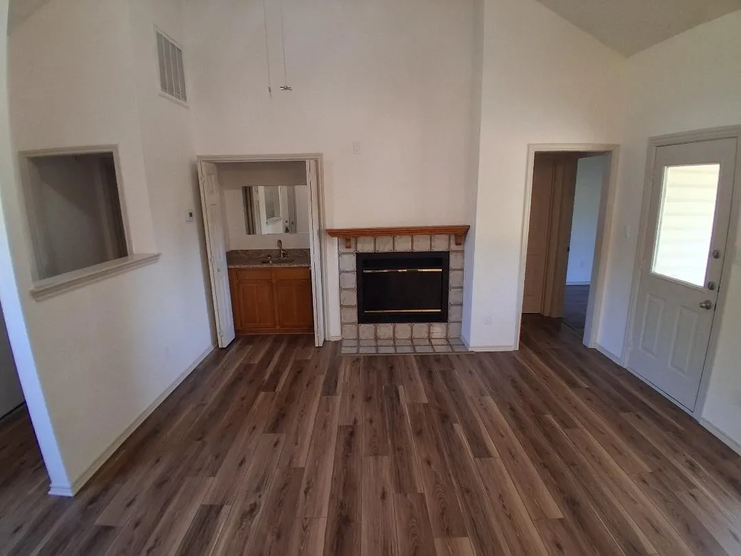 Single Family Residence For Rent in Tarrant County , 404 Benjamin Lane, Arlington, Texas 76002, 3 Bedroom, 3 Bathroom, 2 Garage spaces, 1,482 Sqft, built in 1984, mls#21376603, Real Estate Agent in Arlington, Homes For Rent in Tarrant county, Homes For Rent in Arlington, Realtor in Arlington Texas, Real Estate Brokerage Independent Realty Texas, Luminita Cordes Realtor