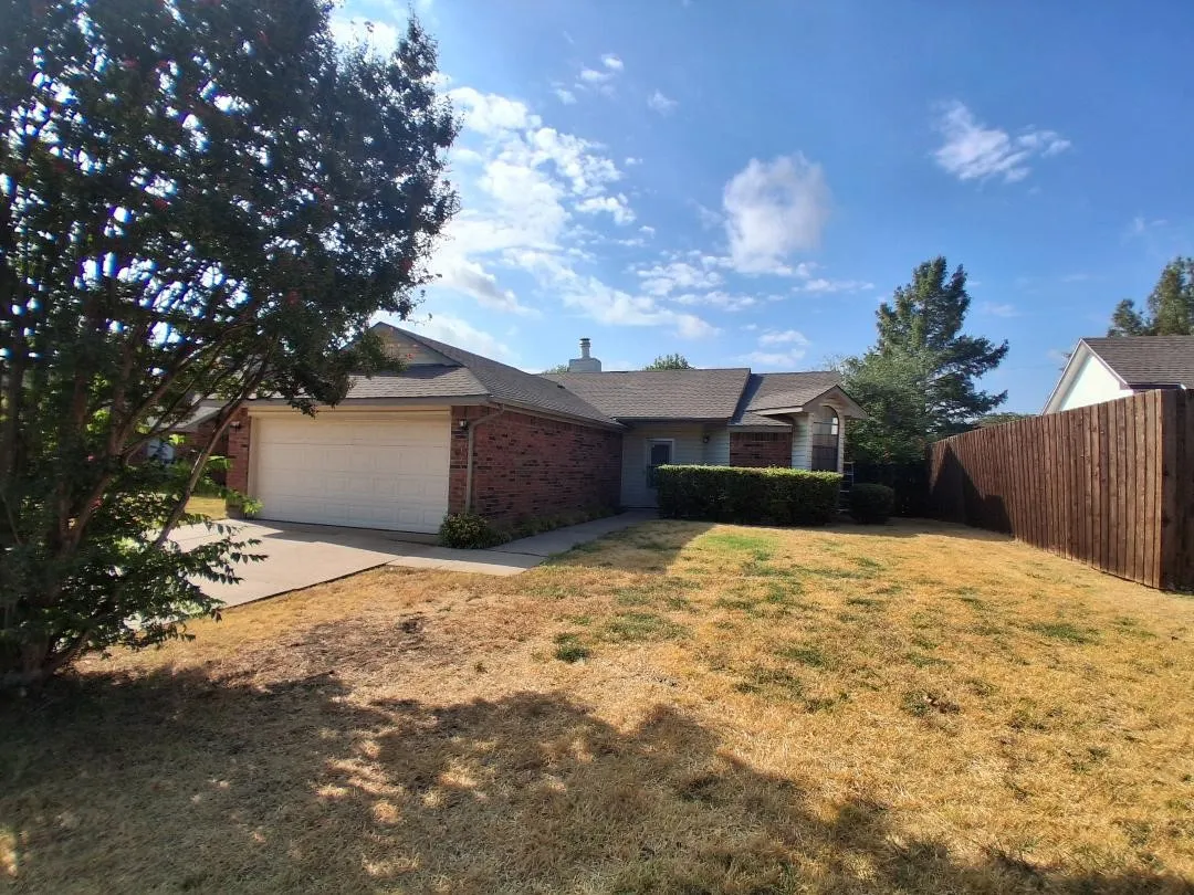 Single Family Residence For Rent in Tarrant County , 404 Benjamin Lane, Arlington, Texas 76002, 3 Bedroom, 3 Bathroom, 2 Garage spaces, 1,482 Sqft, built in 1984, mls#21376603, Real Estate Agent in Arlington, Homes For Rent in Tarrant county, Homes For Rent in Arlington, Realtor in Arlington Texas, Real Estate Brokerage Independent Realty Texas, Luminita Cordes Realtor