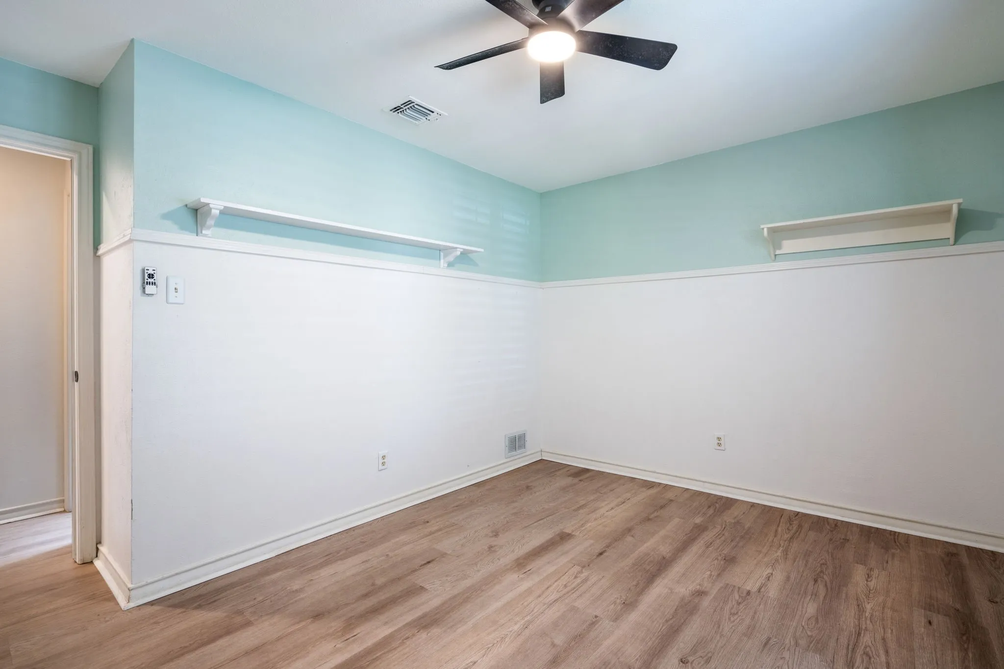 Single Family Residence For Sale in Dallas County , 16618 Cleary Circle, Dallas, Texas 75248, 3 Bedroom, 2 Bathroom, 2 Garage spaces, 1,969 Sqft, built in 1984, mls#21371839, Real Estate Agent in Dallas, Homes For Sale in Dallas county, Homes For Sale in Dallas, Realtor in Dallas Texas, Real Estate Brokerage Independent Realty Texas, Luminita Cordes Realtor