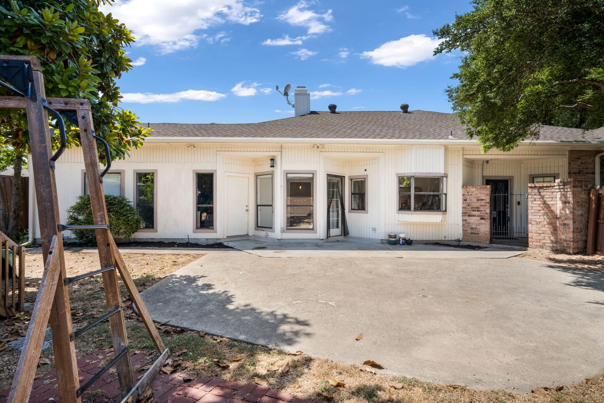 Single Family Residence For Sale in Dallas County , 16618 Cleary Circle, Dallas, Texas 75248, 3 Bedroom, 2 Bathroom, 2 Garage spaces, 1,969 Sqft, built in 1984, mls#21371839, Real Estate Agent in Dallas, Homes For Sale in Dallas county, Homes For Sale in Dallas, Realtor in Dallas Texas, Real Estate Brokerage Independent Realty Texas, Luminita Cordes Realtor