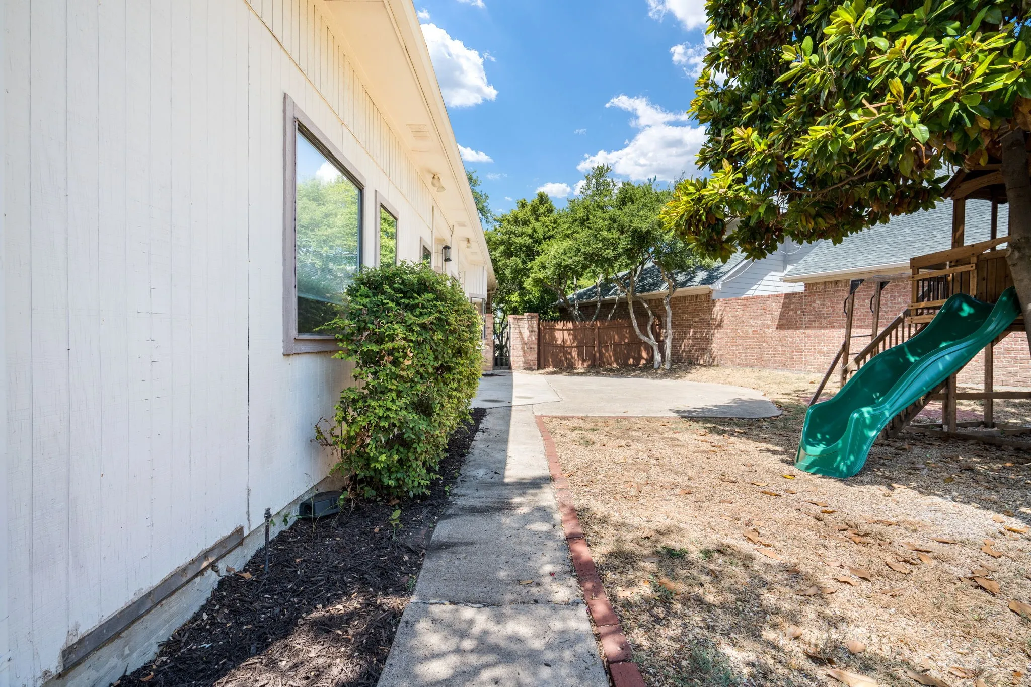 Single Family Residence For Sale in Dallas County , 16618 Cleary Circle, Dallas, Texas 75248, 3 Bedroom, 2 Bathroom, 2 Garage spaces, 1,969 Sqft, built in 1984, mls#21371839, Real Estate Agent in Dallas, Homes For Sale in Dallas county, Homes For Sale in Dallas, Realtor in Dallas Texas, Real Estate Brokerage Independent Realty Texas, Luminita Cordes Realtor