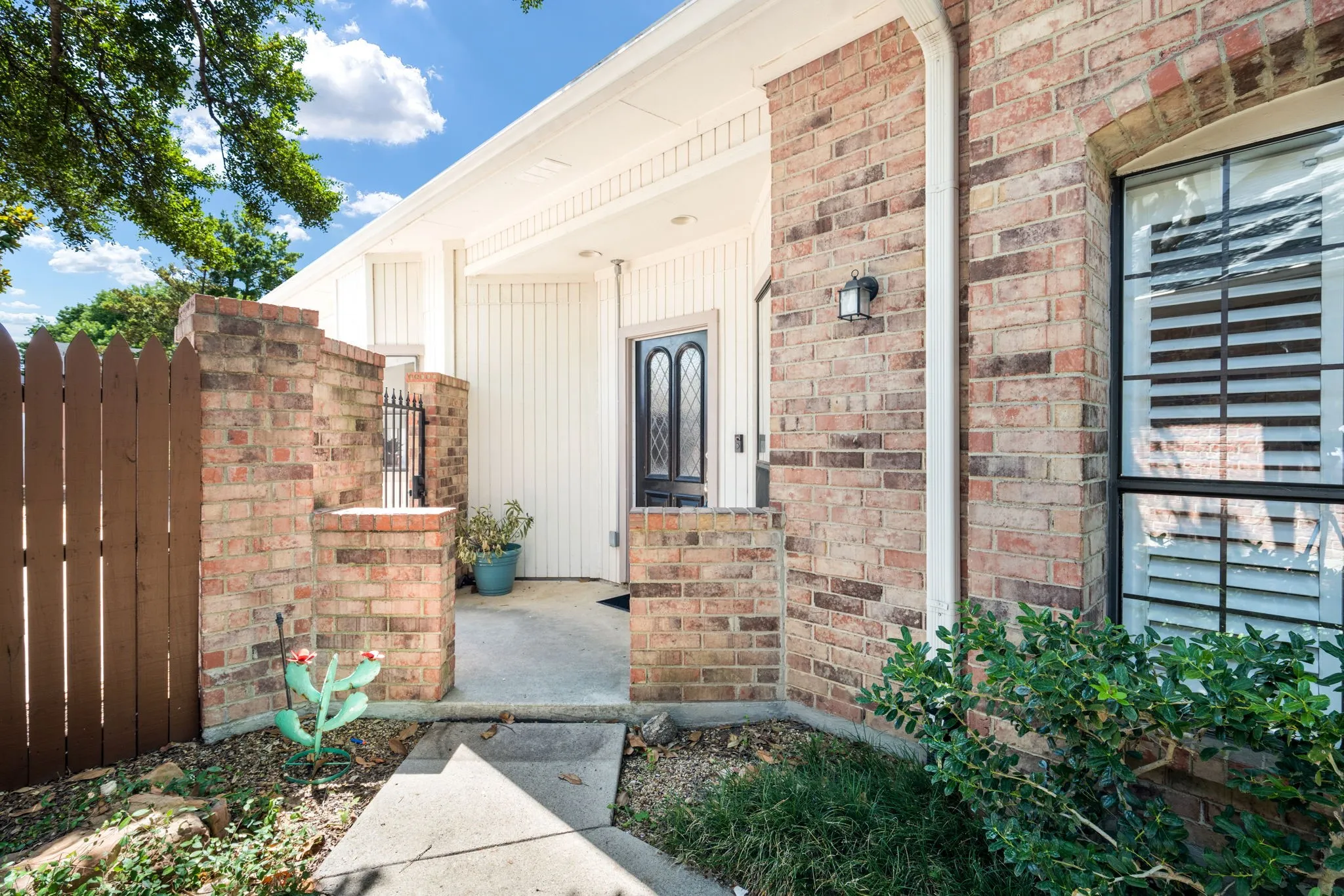 Single Family Residence For Sale in Dallas County , 16618 Cleary Circle, Dallas, Texas 75248, 3 Bedroom, 2 Bathroom, 2 Garage spaces, 1,969 Sqft, built in 1984, mls#21371839, Real Estate Agent in Dallas, Homes For Sale in Dallas county, Homes For Sale in Dallas, Realtor in Dallas Texas, Real Estate Brokerage Independent Realty Texas, Luminita Cordes Realtor