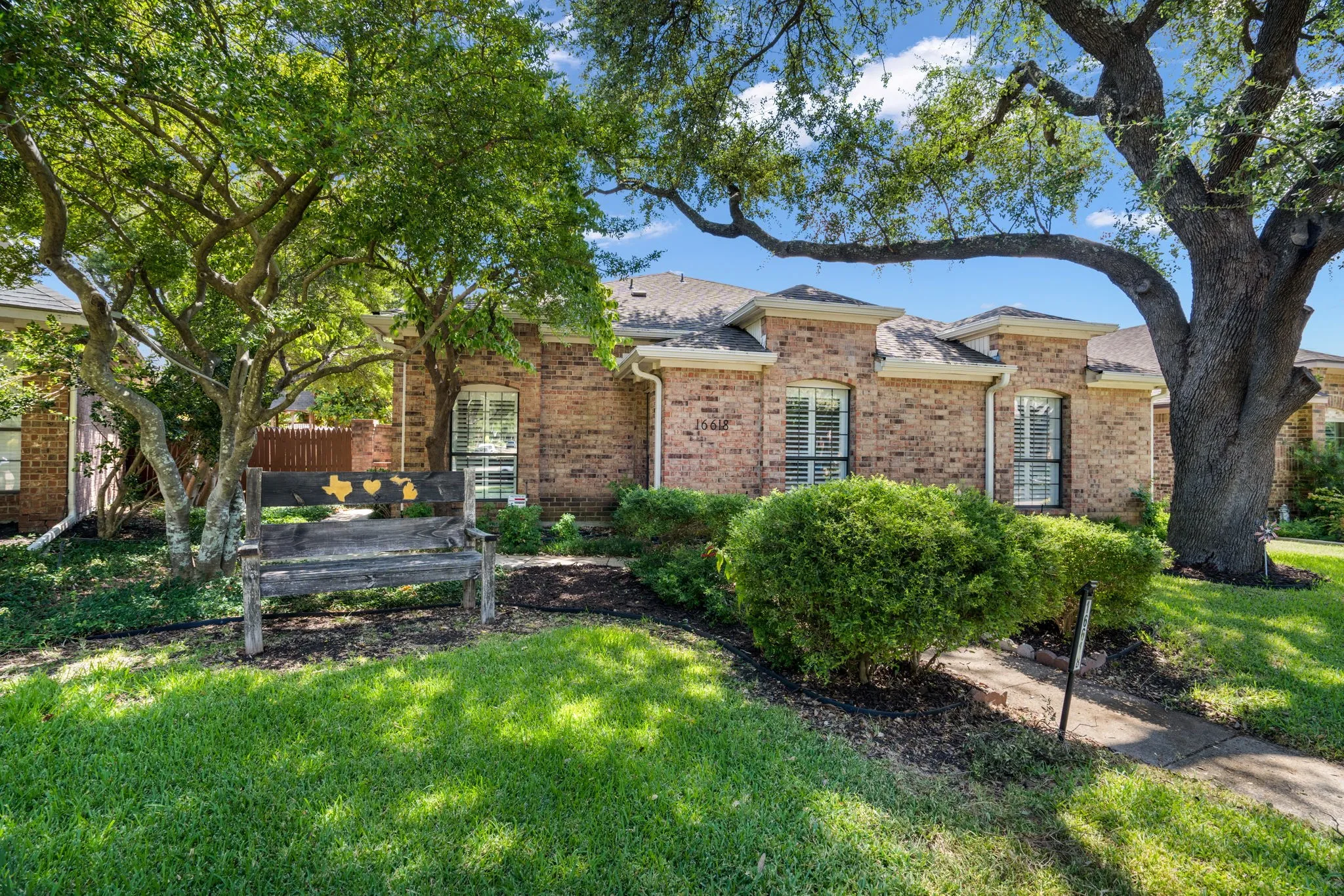Single Family Residence For Sale in Dallas County , 16618 Cleary Circle, Dallas, Texas 75248, 3 Bedroom, 2 Bathroom, 2 Garage spaces, 1,969 Sqft, built in 1984, mls#21371839, Real Estate Agent in Dallas, Homes For Sale in Dallas county, Homes For Sale in Dallas, Realtor in Dallas Texas, Real Estate Brokerage Independent Realty Texas, Luminita Cordes Realtor