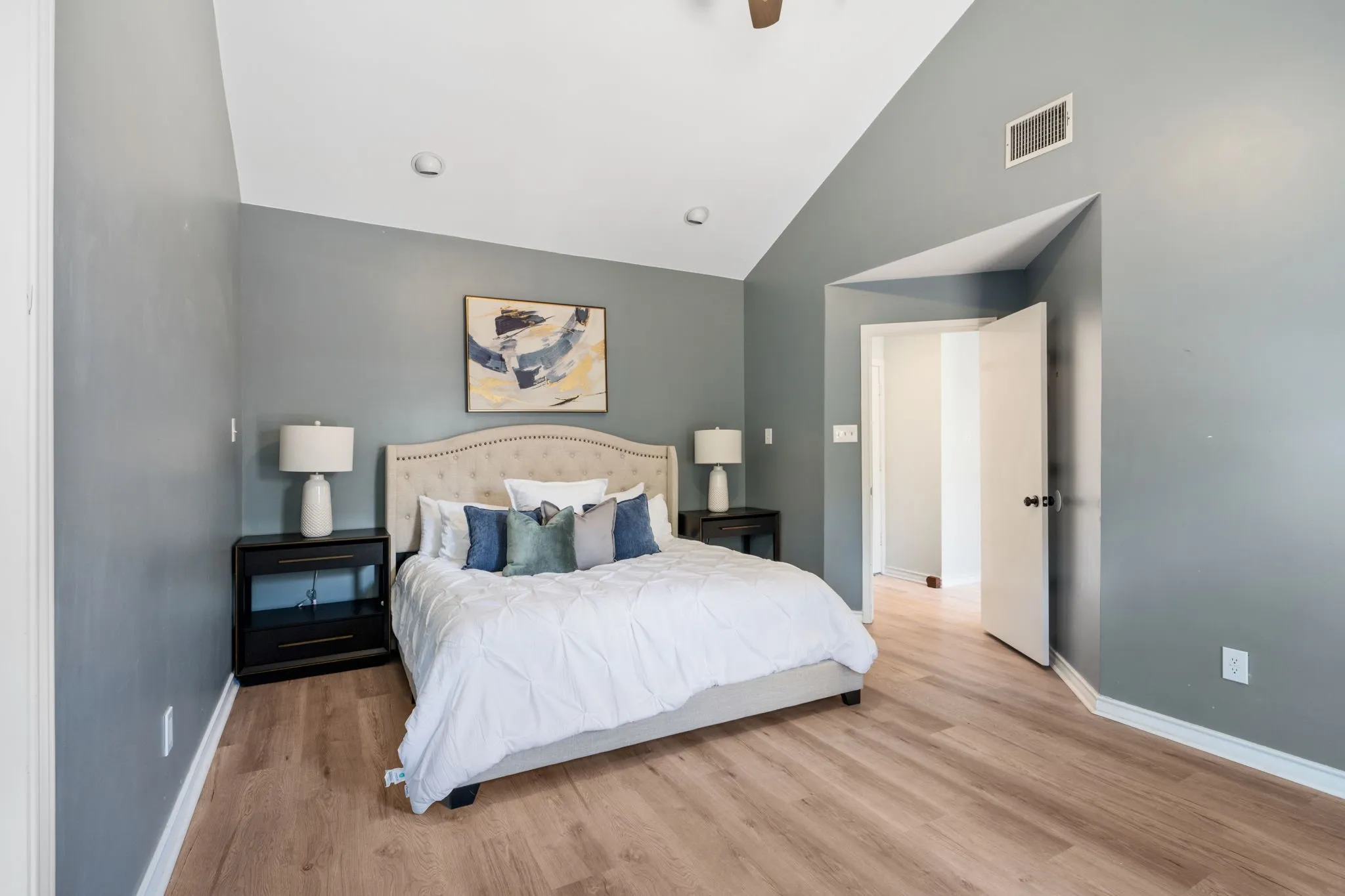 Single Family Residence For Sale in Dallas County , 16618 Cleary Circle, Dallas, Texas 75248, 3 Bedroom, 2 Bathroom, 2 Garage spaces, 1,969 Sqft, built in 1984, mls#21371839, Real Estate Agent in Dallas, Homes For Sale in Dallas county, Homes For Sale in Dallas, Realtor in Dallas Texas, Real Estate Brokerage Independent Realty Texas, Luminita Cordes Realtor