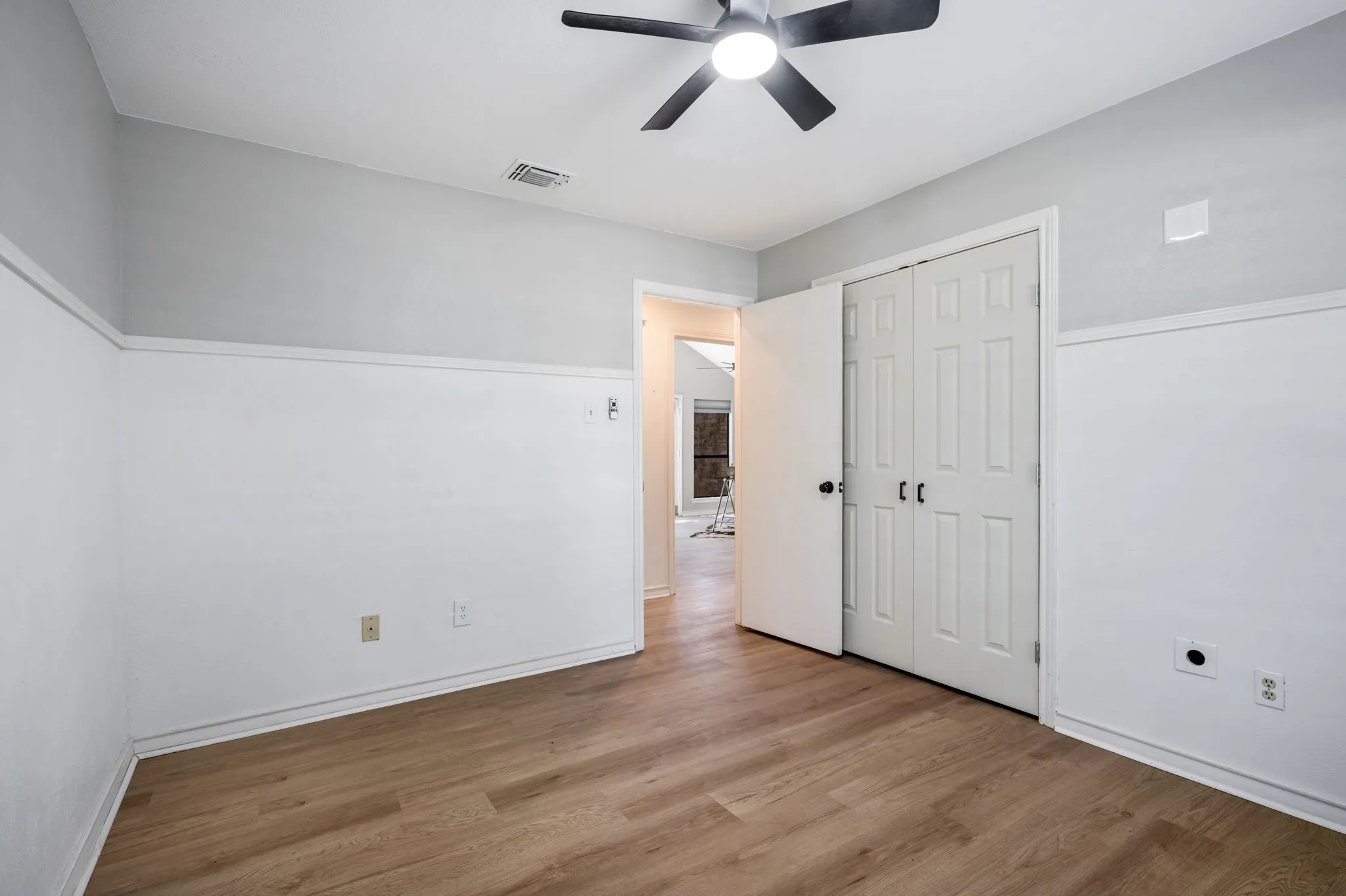 Single Family Residence For Sale in Dallas County , 16618 Cleary Circle, Dallas, Texas 75248, 3 Bedroom, 2 Bathroom, 2 Garage spaces, 1,969 Sqft, built in 1984, mls#21371839, Real Estate Agent in Dallas, Homes For Sale in Dallas county, Homes For Sale in Dallas, Realtor in Dallas Texas, Real Estate Brokerage Independent Realty Texas, Luminita Cordes Realtor