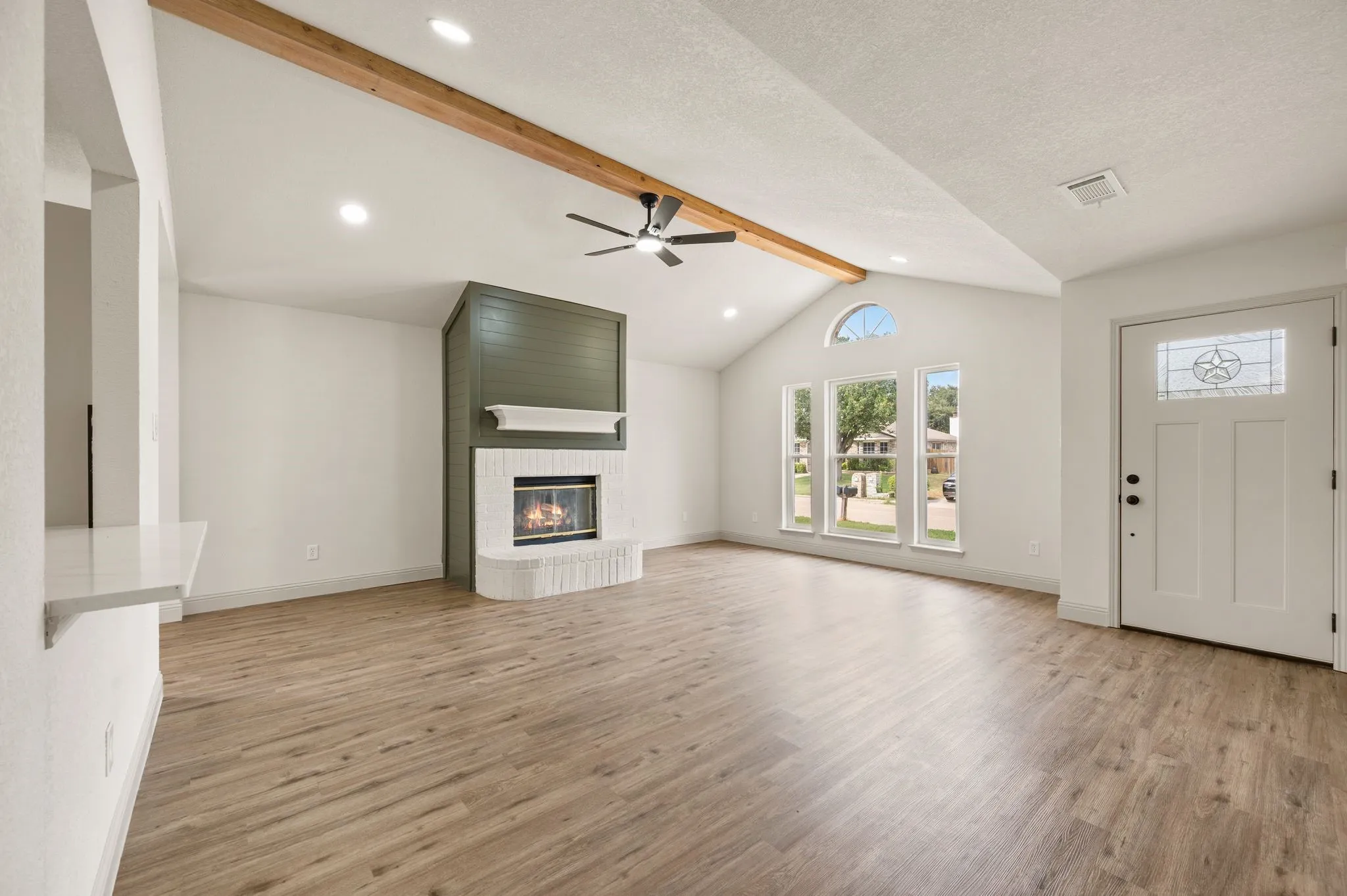 Single Family Residence For Sale in Tarrant County , 1804 Canyon Ridge Street, Fort Worth, Texas 76131, 3 Bedroom, 2 Bathroom, 2 Garage spaces, 1,428 Sqft, built in 1998, mls#21377175, Real Estate Agent in Fort Worth, Homes For Sale in Tarrant county, Homes For Sale in Fort Worth, Realtor in Fort Worth Texas, Real Estate Brokerage Independent Realty Texas, Luminita Cordes Realtor