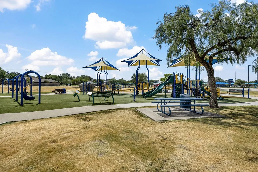Townhouse For Sale in Denton County , 1012 Foxglove Drive, Carrollton, Texas 75007, 3 Bedroom, 3 Bathroom, 2 Garage spaces, 1,996 Sqft, built in 2017, mls#21375884, Real Estate Agent in Carrollton, Homes For Sale in Denton county, Homes For Sale in Carrollton, Realtor in Carrollton Texas, Real Estate Brokerage Independent Realty Texas, Luminita Cordes Realtor