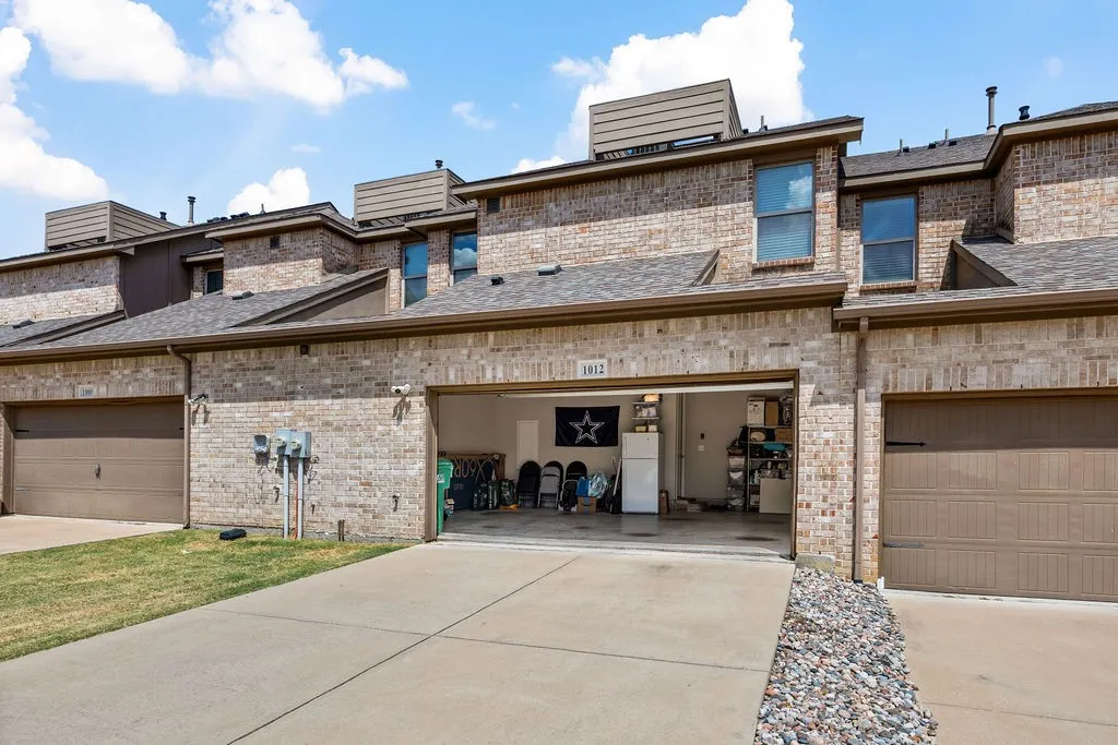 Townhouse For Sale in Denton County , 1012 Foxglove Drive, Carrollton, Texas 75007, 3 Bedroom, 3 Bathroom, 2 Garage spaces, 1,996 Sqft, built in 2017, mls#21375884, Real Estate Agent in Carrollton, Homes For Sale in Denton county, Homes For Sale in Carrollton, Realtor in Carrollton Texas, Real Estate Brokerage Independent Realty Texas, Luminita Cordes Realtor