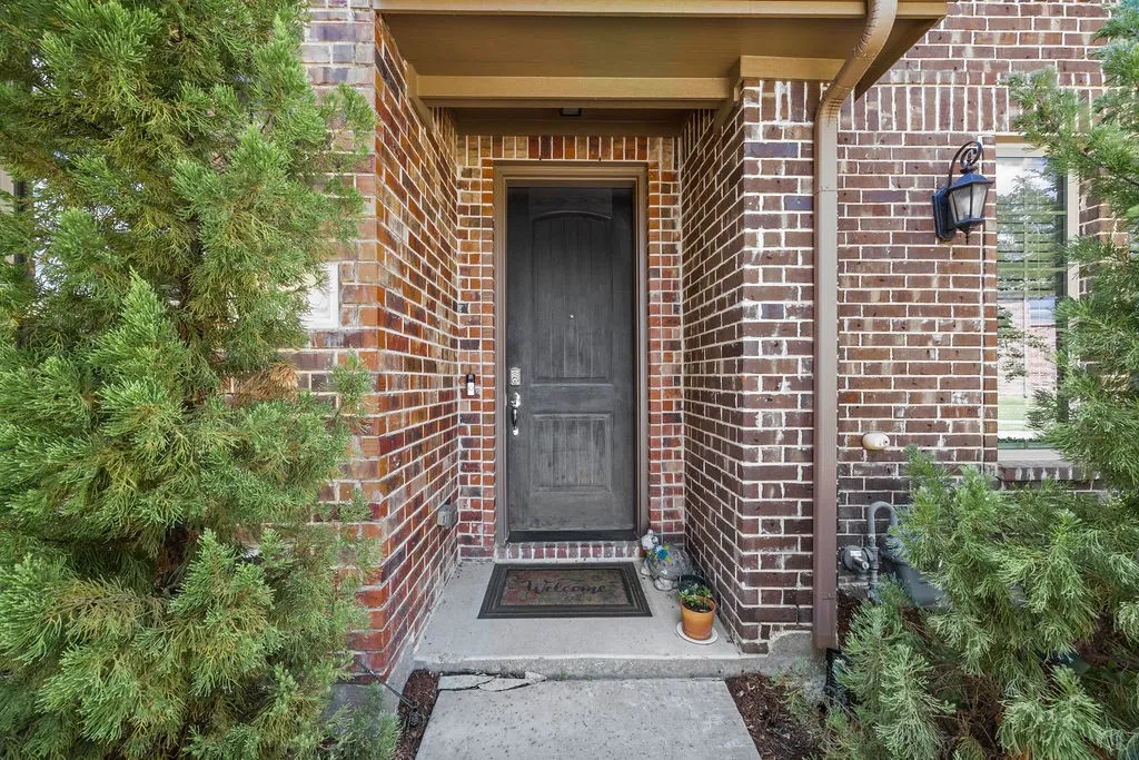 Townhouse For Sale in Denton County , 1012 Foxglove Drive, Carrollton, Texas 75007, 3 Bedroom, 3 Bathroom, 2 Garage spaces, 1,996 Sqft, built in 2017, mls#21375884, Real Estate Agent in Carrollton, Homes For Sale in Denton county, Homes For Sale in Carrollton, Realtor in Carrollton Texas, Real Estate Brokerage Independent Realty Texas, Luminita Cordes Realtor