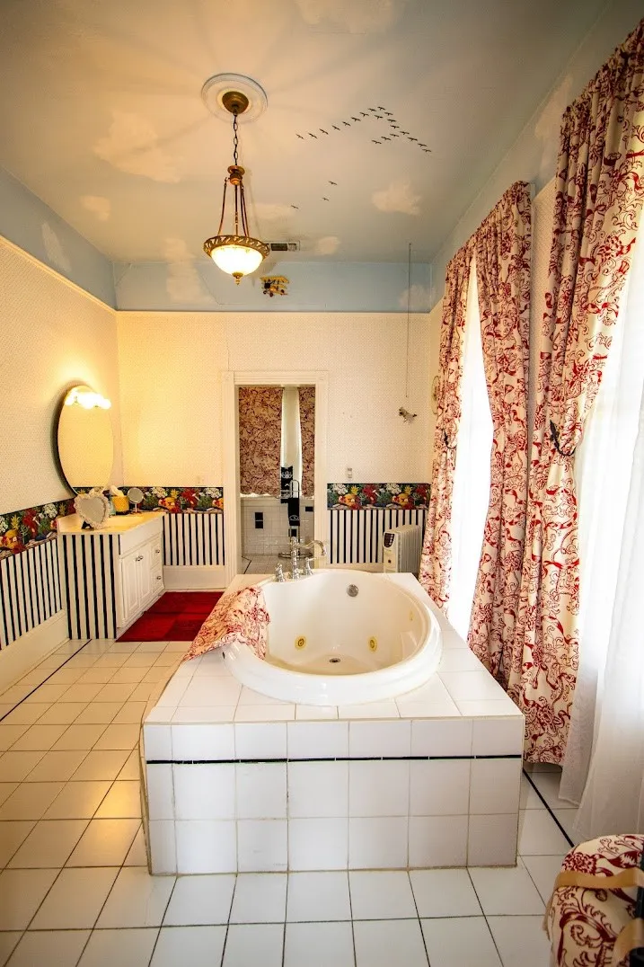 North room bathroom